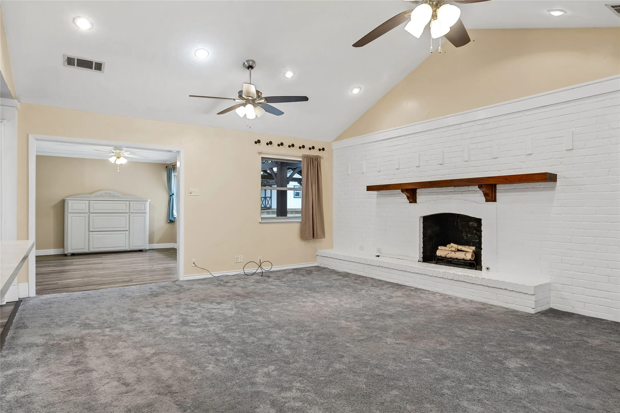 Single Family Residence For Sale in Grayson County , 1401 Greenbrier Drive, Sherman, Texas 75092, 3 Bedrooms, 2 Bathrooms, 2 Garage spaces, 1,932 Sqft, built in 1967, Price $309,900, mls#21157792, Real Estate Agent in Sherman, Homes For Sale in Grayson county, Homes For Sale in Sherman, Realtor in Sherman Texas, Real Estate Brokerage Independent Realty Texas, Luminita Cordes Realtor