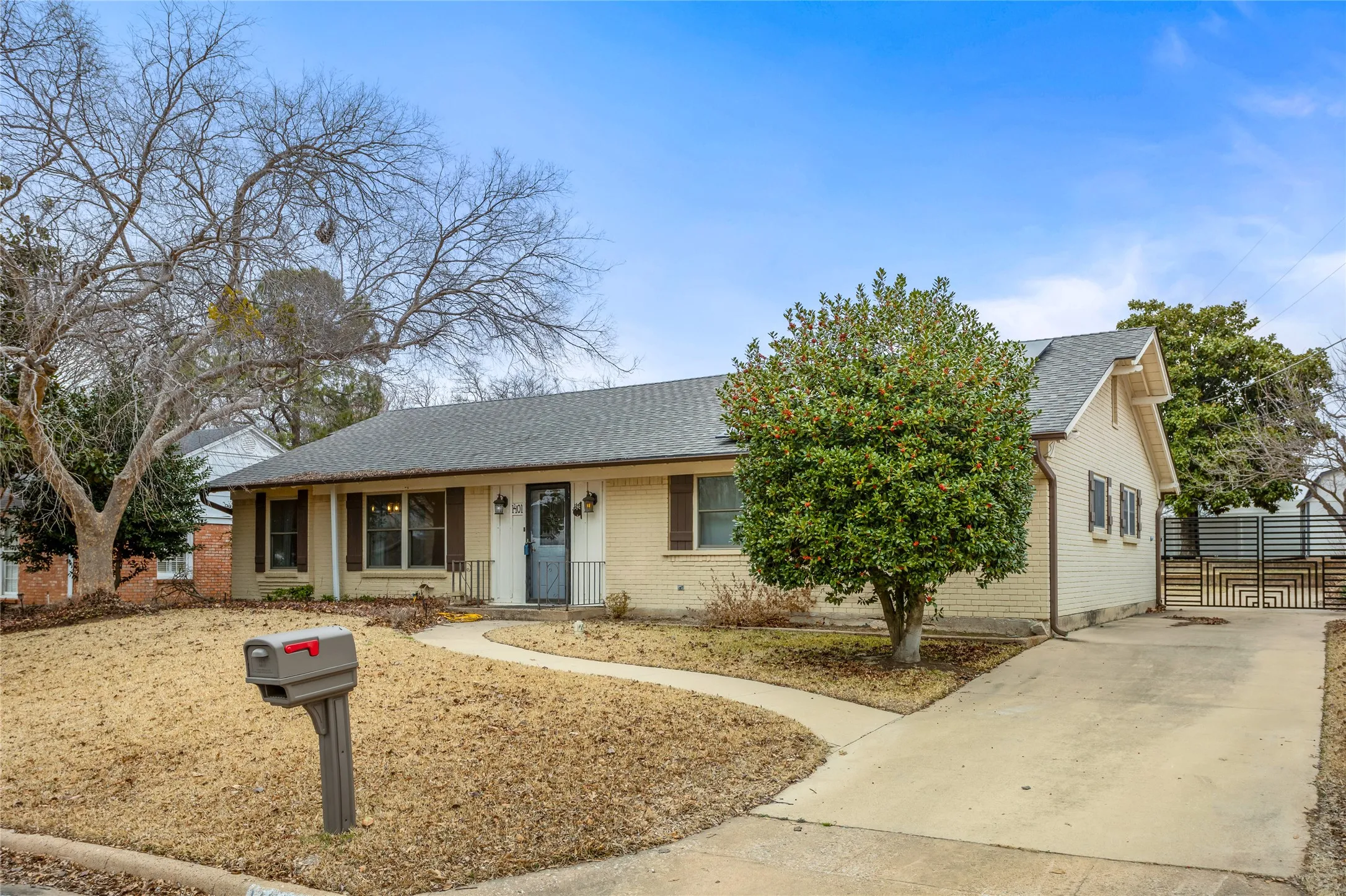 Single Family Residence For Sale in Grayson County , 1401 Greenbrier Drive, Sherman, Texas 75092, 3 Bedrooms, 2 Bathrooms, 2 Garage spaces, 1,932 Sqft, built in 1967, Price $309,900, mls#21157792, Real Estate Agent in Sherman, Homes For Sale in Grayson county, Homes For Sale in Sherman, Realtor in Sherman Texas, Real Estate Brokerage Independent Realty Texas, Luminita Cordes Realtor