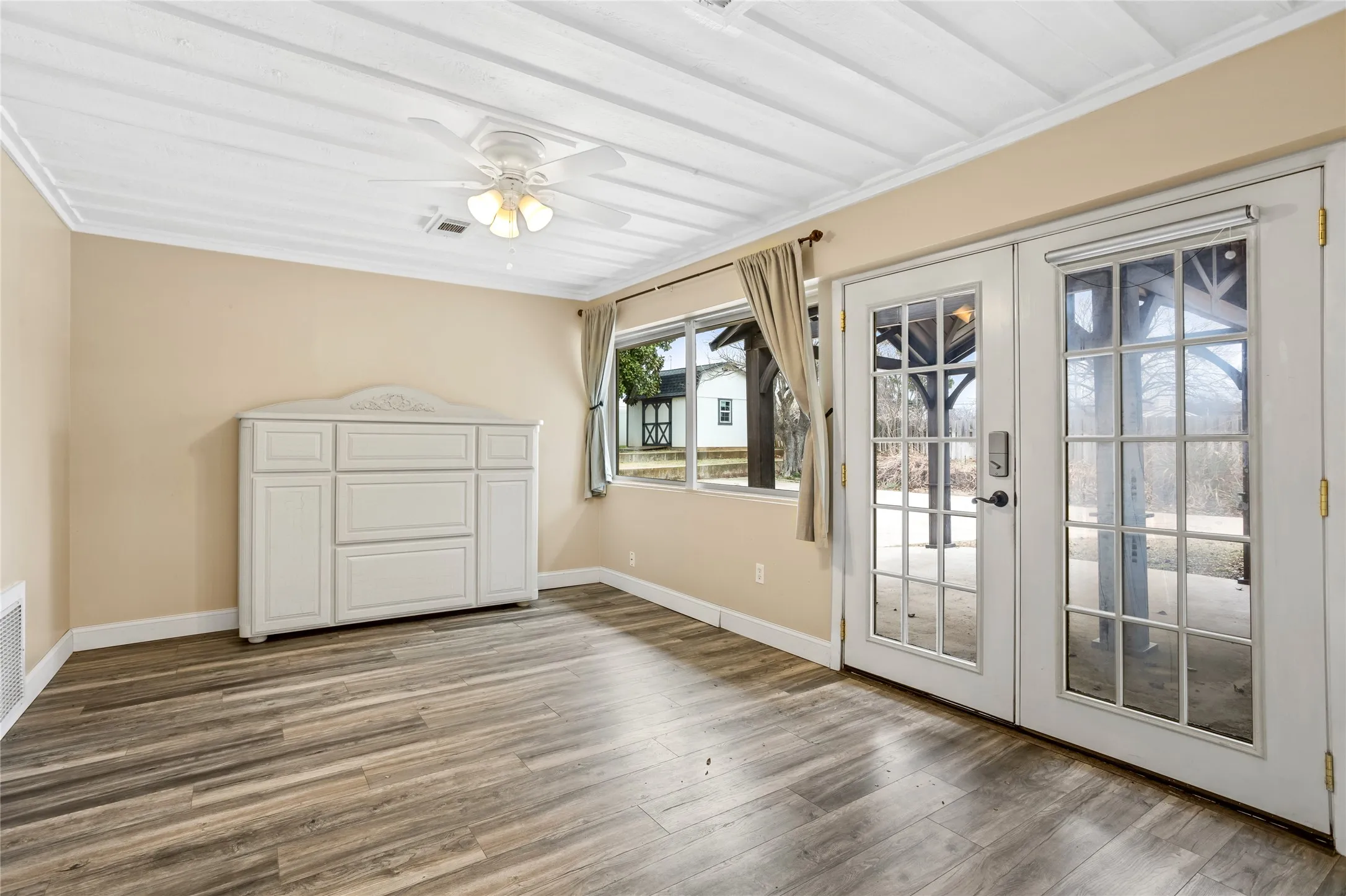 Single Family Residence For Sale in Grayson County , 1401 Greenbrier Drive, Sherman, Texas 75092, 3 Bedrooms, 2 Bathrooms, 2 Garage spaces, 1,932 Sqft, built in 1967, Price $309,900, mls#21157792, Real Estate Agent in Sherman, Homes For Sale in Grayson county, Homes For Sale in Sherman, Realtor in Sherman Texas, Real Estate Brokerage Independent Realty Texas, Luminita Cordes Realtor