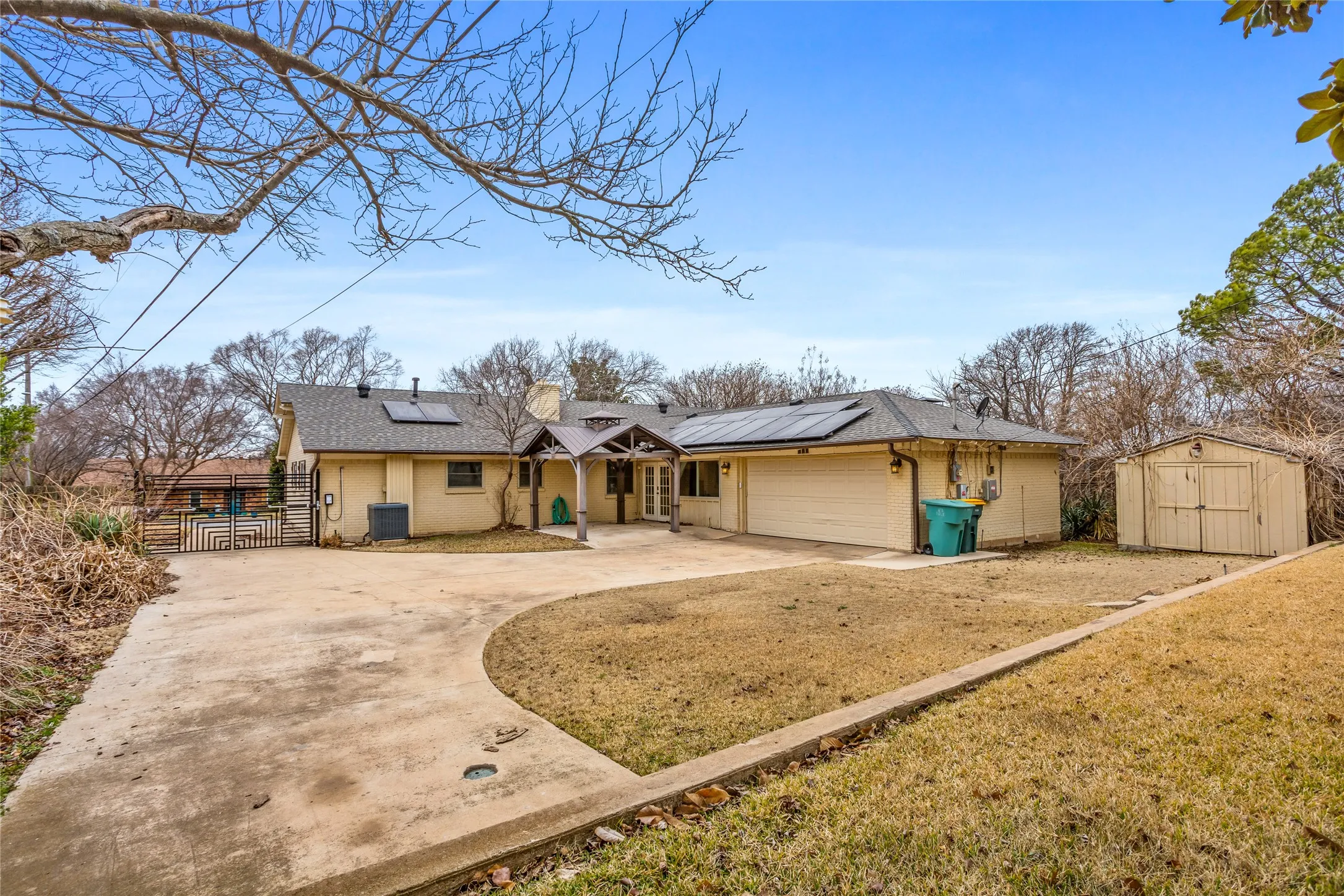 Single Family Residence For Sale in Grayson County , 1401 Greenbrier Drive, Sherman, Texas 75092, 3 Bedrooms, 2 Bathrooms, 2 Garage spaces, 1,932 Sqft, built in 1967, Price $309,900, mls#21157792, Real Estate Agent in Sherman, Homes For Sale in Grayson county, Homes For Sale in Sherman, Realtor in Sherman Texas, Real Estate Brokerage Independent Realty Texas, Luminita Cordes Realtor