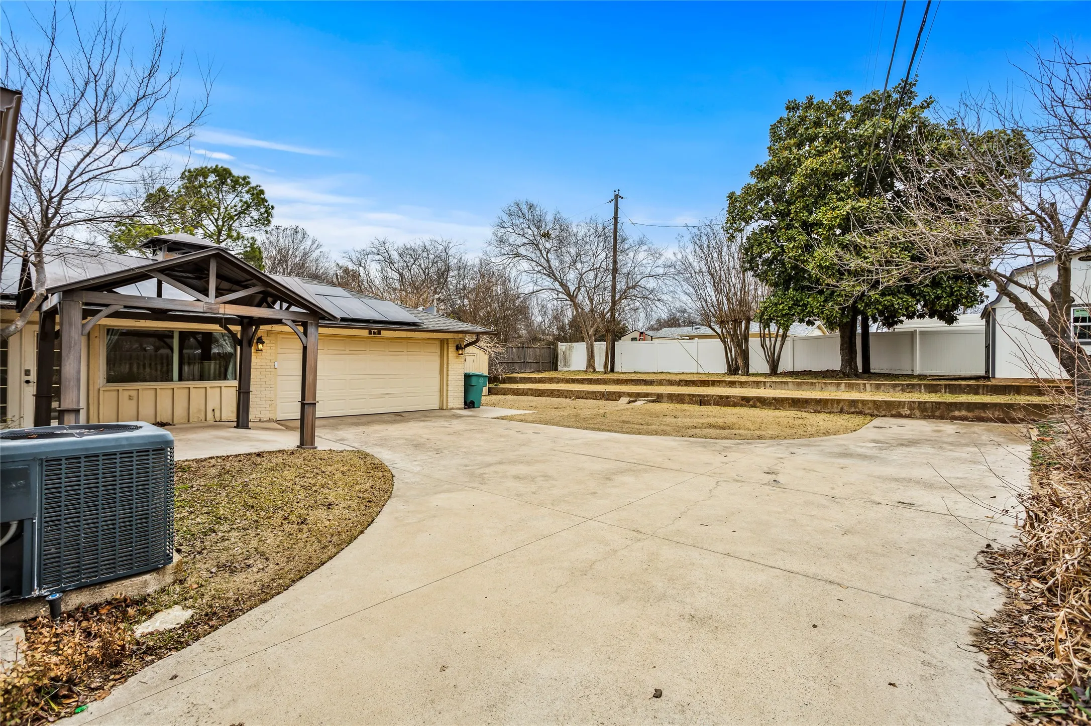 Single Family Residence For Sale in Grayson County , 1401 Greenbrier Drive, Sherman, Texas 75092, 3 Bedrooms, 2 Bathrooms, 2 Garage spaces, 1,932 Sqft, built in 1967, Price $309,900, mls#21157792, Real Estate Agent in Sherman, Homes For Sale in Grayson county, Homes For Sale in Sherman, Realtor in Sherman Texas, Real Estate Brokerage Independent Realty Texas, Luminita Cordes Realtor