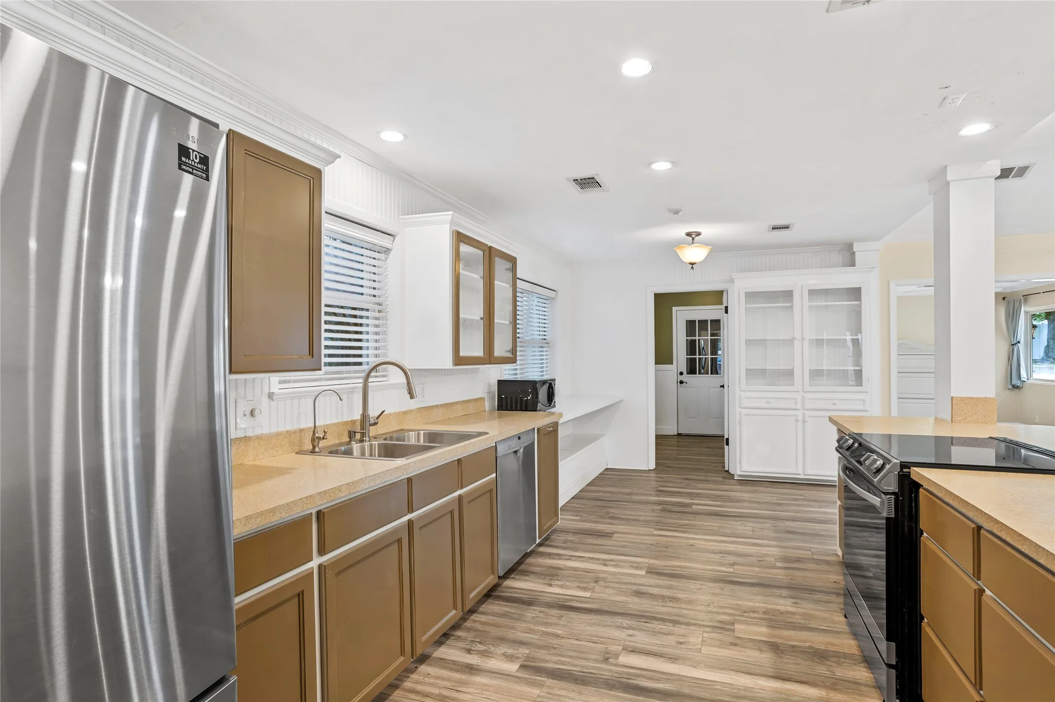Single Family Residence For Sale in Grayson County , 1401 Greenbrier Drive, Sherman, Texas 75092, 3 Bedrooms, 2 Bathrooms, 2 Garage spaces, 1,932 Sqft, built in 1967, Price $309,900, mls#21157792, Real Estate Agent in Sherman, Homes For Sale in Grayson county, Homes For Sale in Sherman, Realtor in Sherman Texas, Real Estate Brokerage Independent Realty Texas, Luminita Cordes Realtor