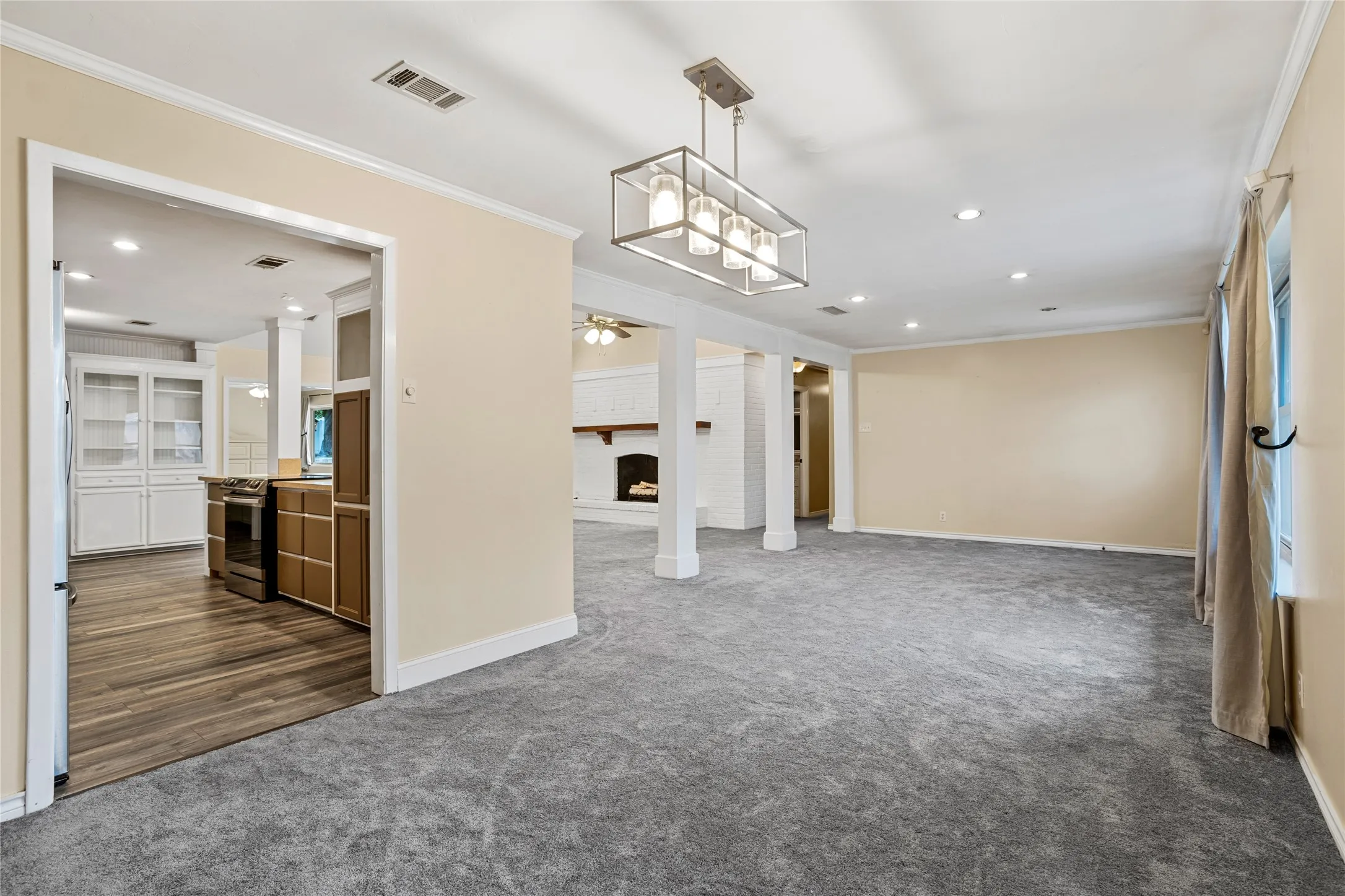 Single Family Residence For Sale in Grayson County , 1401 Greenbrier Drive, Sherman, Texas 75092, 3 Bedrooms, 2 Bathrooms, 2 Garage spaces, 1,932 Sqft, built in 1967, Price $309,900, mls#21157792, Real Estate Agent in Sherman, Homes For Sale in Grayson county, Homes For Sale in Sherman, Realtor in Sherman Texas, Real Estate Brokerage Independent Realty Texas, Luminita Cordes Realtor
