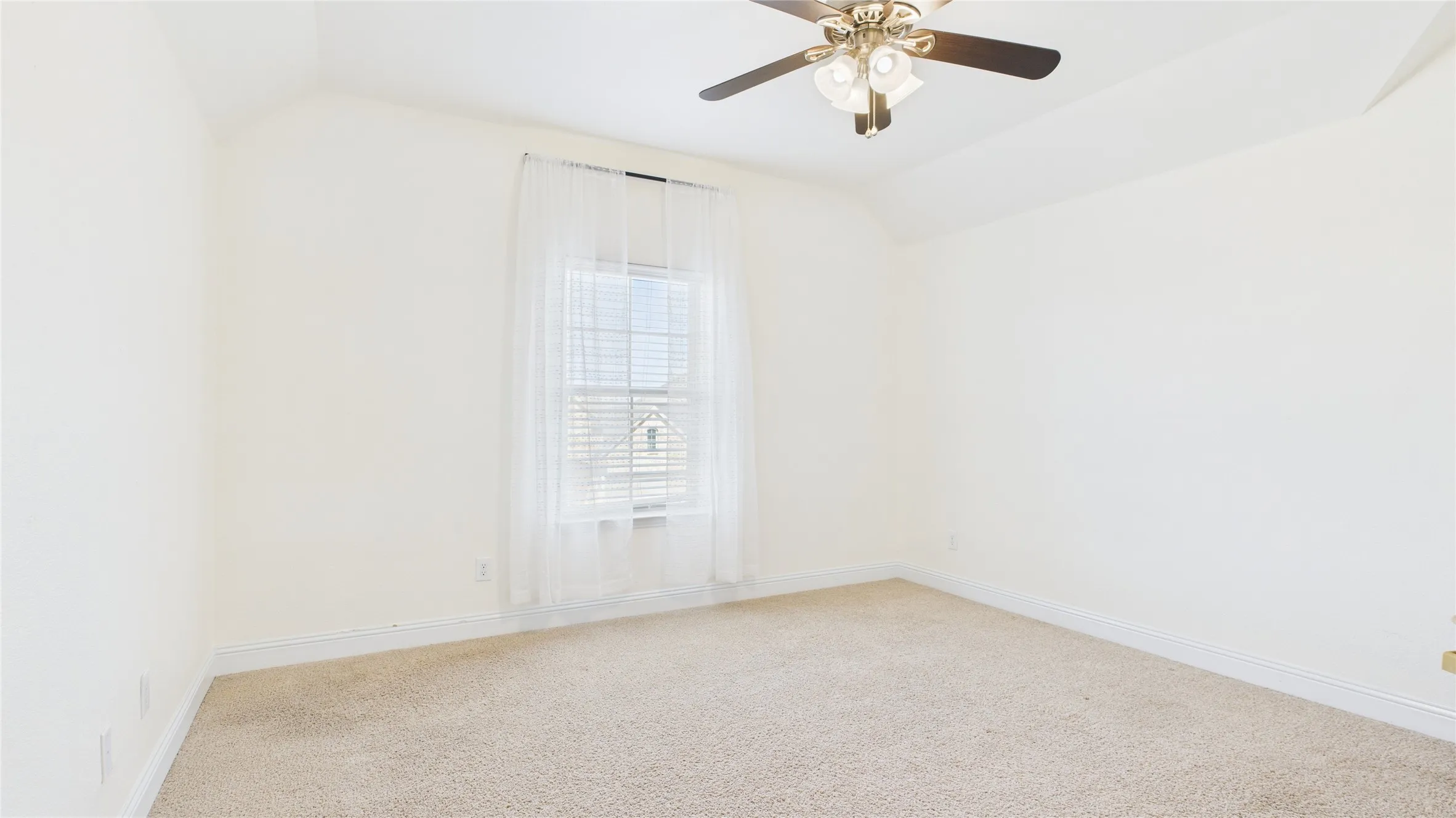 Single Family Residence For Sale in Denton County , 645 Sundrop Drive, Little Elm, Texas 75068, 4 Bedroom, 4 Bathroom, 2 Garage spaces, 3,855 Sqft, built in 2014, Preowned, mls#21157808, Real Estate Agent in Little Elm, Homes For Sale in Denton county, Homes For Sale in Little Elm, Realtor in Little Elm Texas, Real Estate Brokerage Independent Realty Texas, Luminita Cordes Realtor