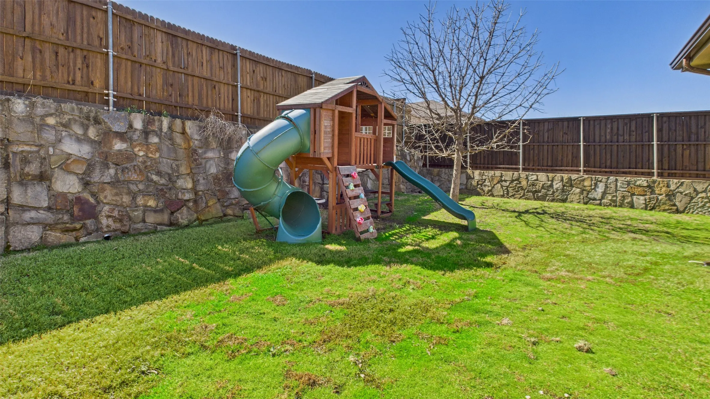 Single Family Residence For Sale in Denton County , 645 Sundrop Drive, Little Elm, Texas 75068, 4 Bedroom, 4 Bathroom, 2 Garage spaces, 3,855 Sqft, built in 2014, Preowned, mls#21157808, Real Estate Agent in Little Elm, Homes For Sale in Denton county, Homes For Sale in Little Elm, Realtor in Little Elm Texas, Real Estate Brokerage Independent Realty Texas, Luminita Cordes Realtor