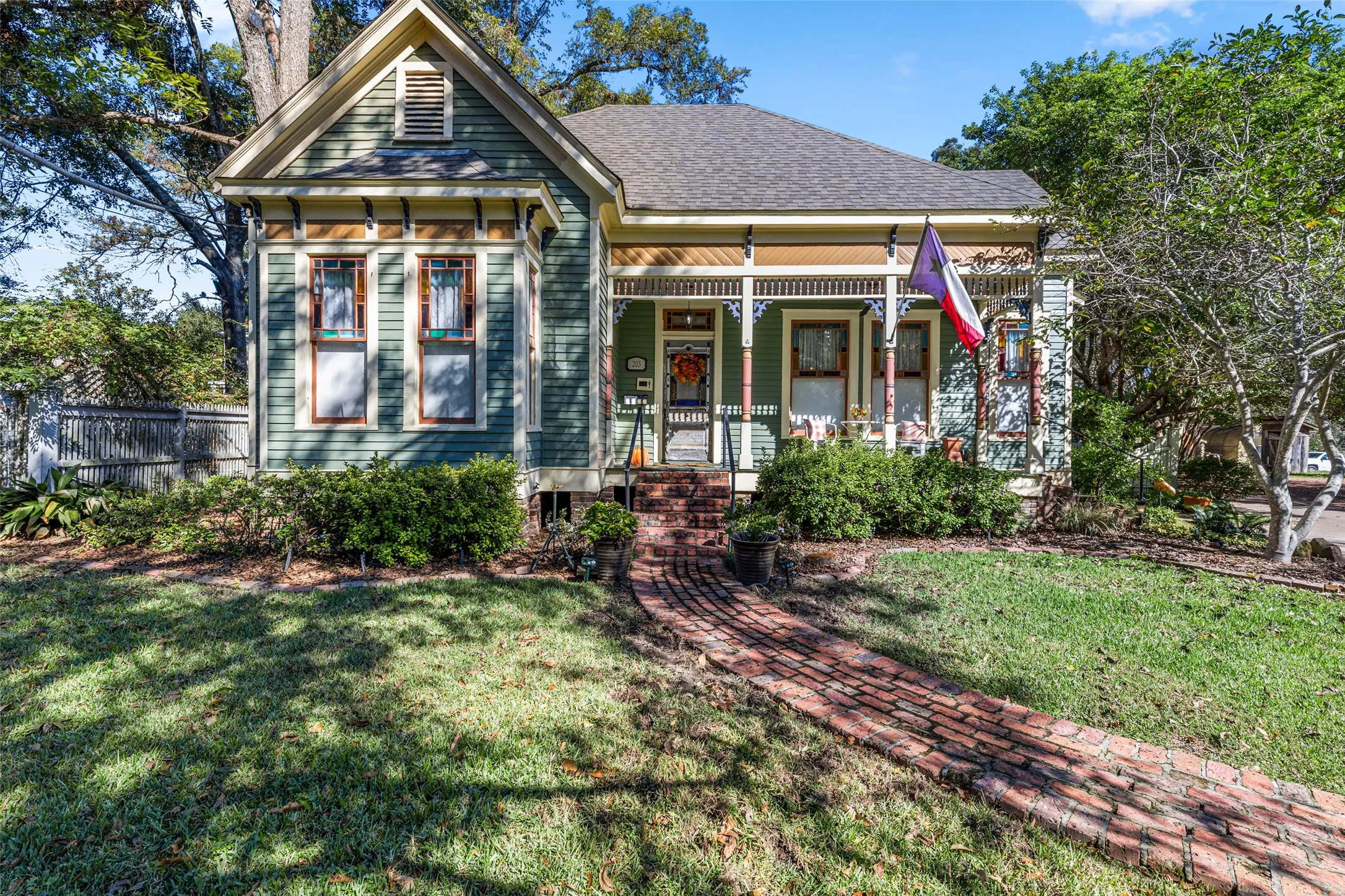 Single Family Residence For Sale in Marion County , 203 E Dixon Street, Jefferson, Texas 75657, 5 Bedroom, 6 Bathroom, Garage spaces, 2,978 Sqft, built in 1873, Preowned, mls#21153657, Real Estate Agent in Jefferson, Homes For Sale in Marion county, Homes For Sale in Jefferson, Realtor in Jefferson Texas, Real Estate Brokerage Independent Realty Texas, Luminita Cordes Realtor