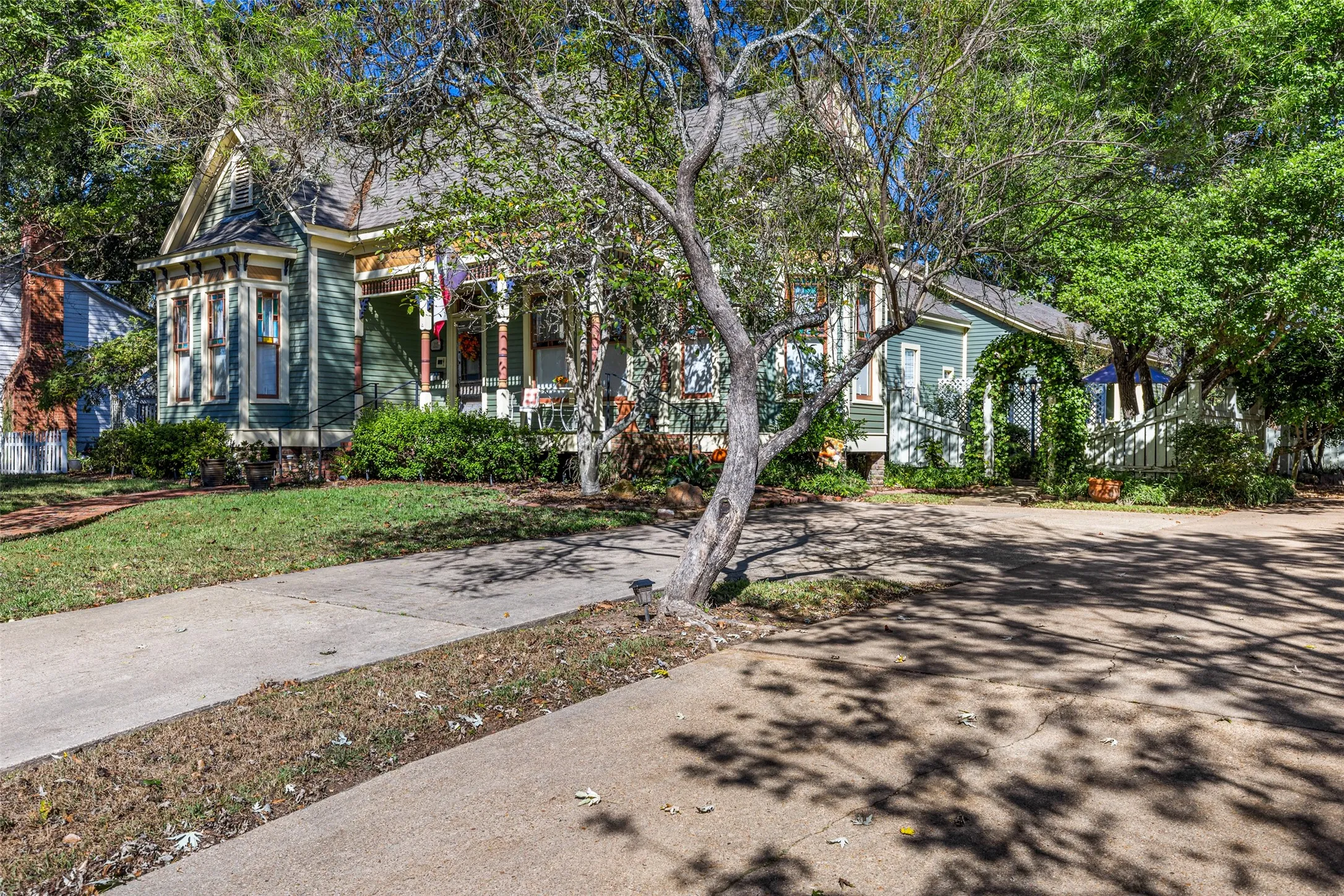 Front showing driveway