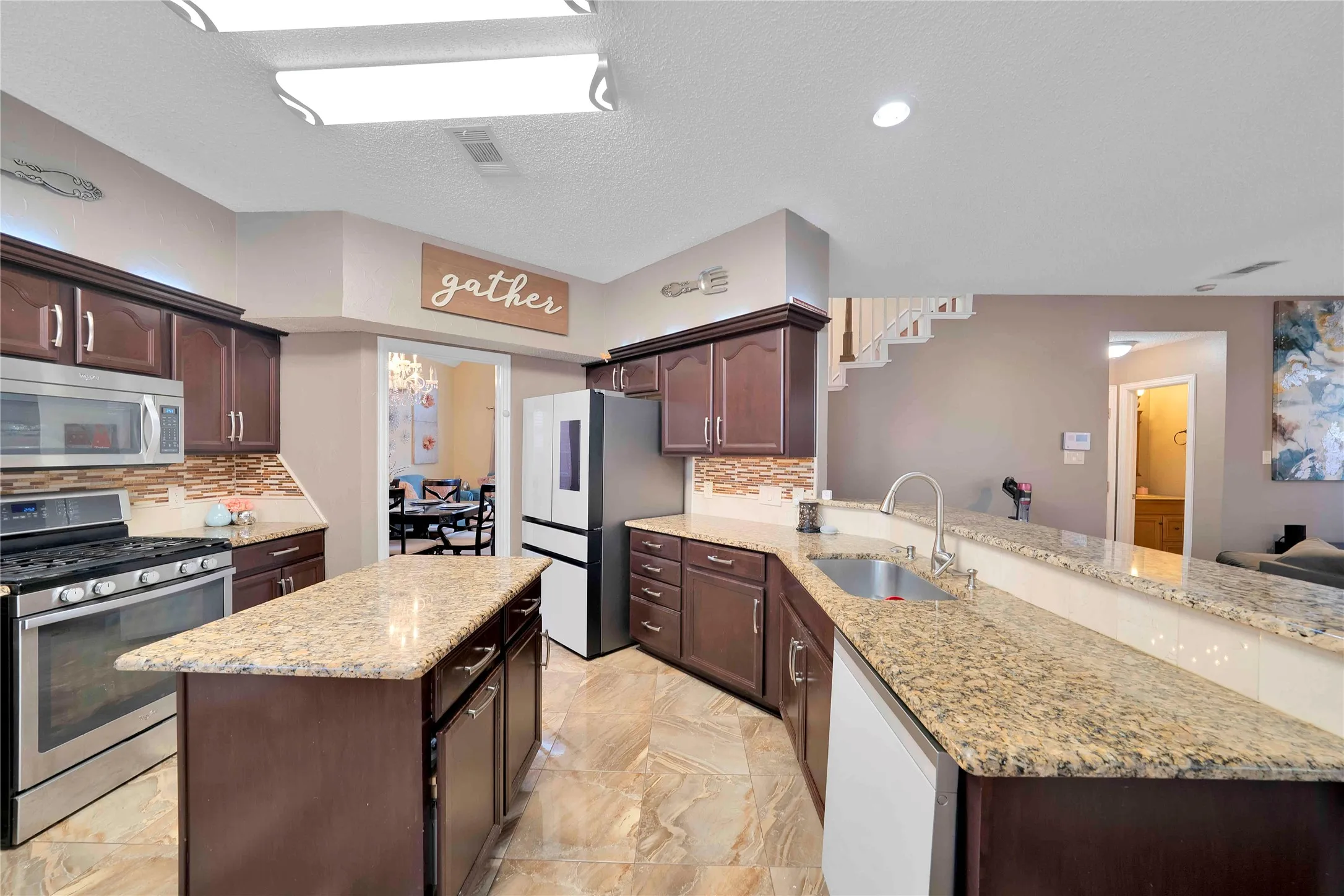 Single Family Residence For Sale in Dallas County , 9352 Riverwalk Lane, Irving, Texas 75063, 3 Bedroom, 3 Bathroom, 2 Garage spaces, 2,141 Sqft, built in 1992, mls#21138445, Real Estate Agent in Irving, Homes For Sale in Dallas county, Homes For Sale in Irving, Realtor in Irving Texas, Real Estate Brokerage Independent Realty Texas, Luminita Cordes Realtor