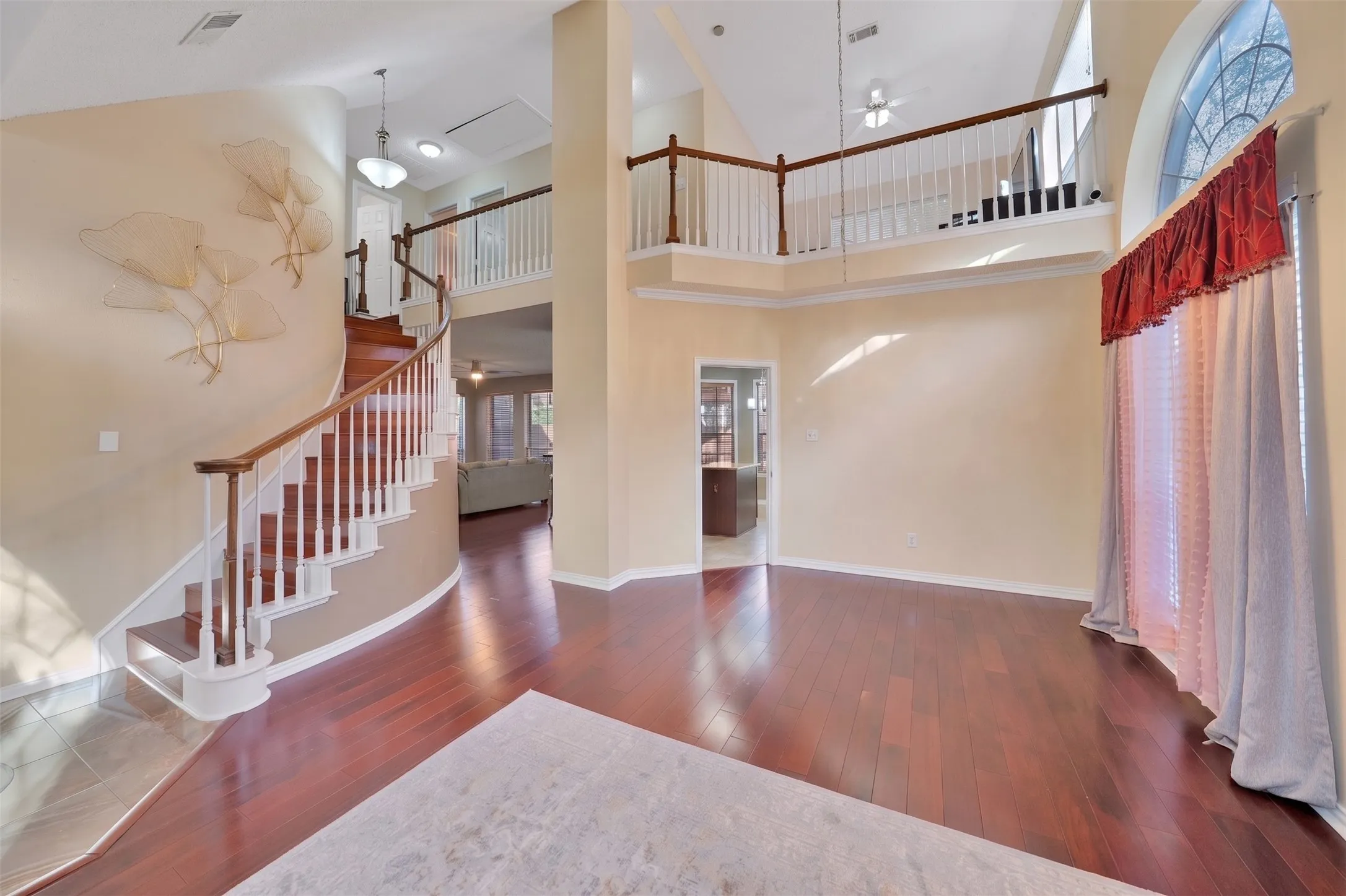 Single Family Residence For Sale in Dallas County , 9352 Riverwalk Lane, Irving, Texas 75063, 3 Bedroom, 3 Bathroom, 2 Garage spaces, 2,141 Sqft, built in 1992, mls#21138445, Real Estate Agent in Irving, Homes For Sale in Dallas county, Homes For Sale in Irving, Realtor in Irving Texas, Real Estate Brokerage Independent Realty Texas, Luminita Cordes Realtor