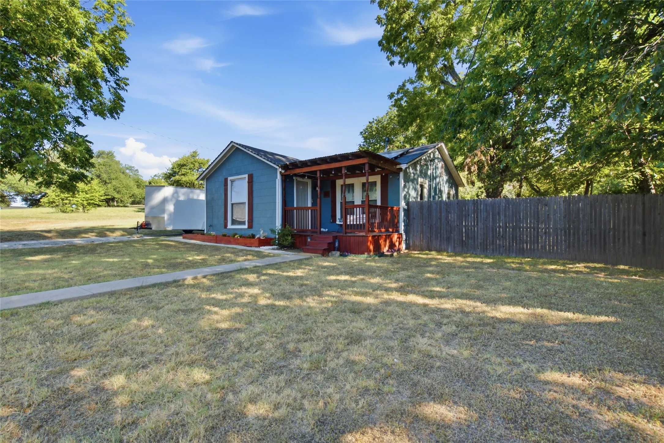 Single Family Residence For Sale in Parker County , 116 W 7th Street, Weatherford, Texas 76086, 2 Bedroom, 1 Bathroom, Garage spaces, 832 Sqft, built in 0, mls#21157851, Real Estate Agent in Weatherford, Homes For Sale in Parker county, Homes For Sale in Weatherford, Realtor in Weatherford Texas, Real Estate Brokerage Independent Realty Texas, Luminita Cordes Realtor