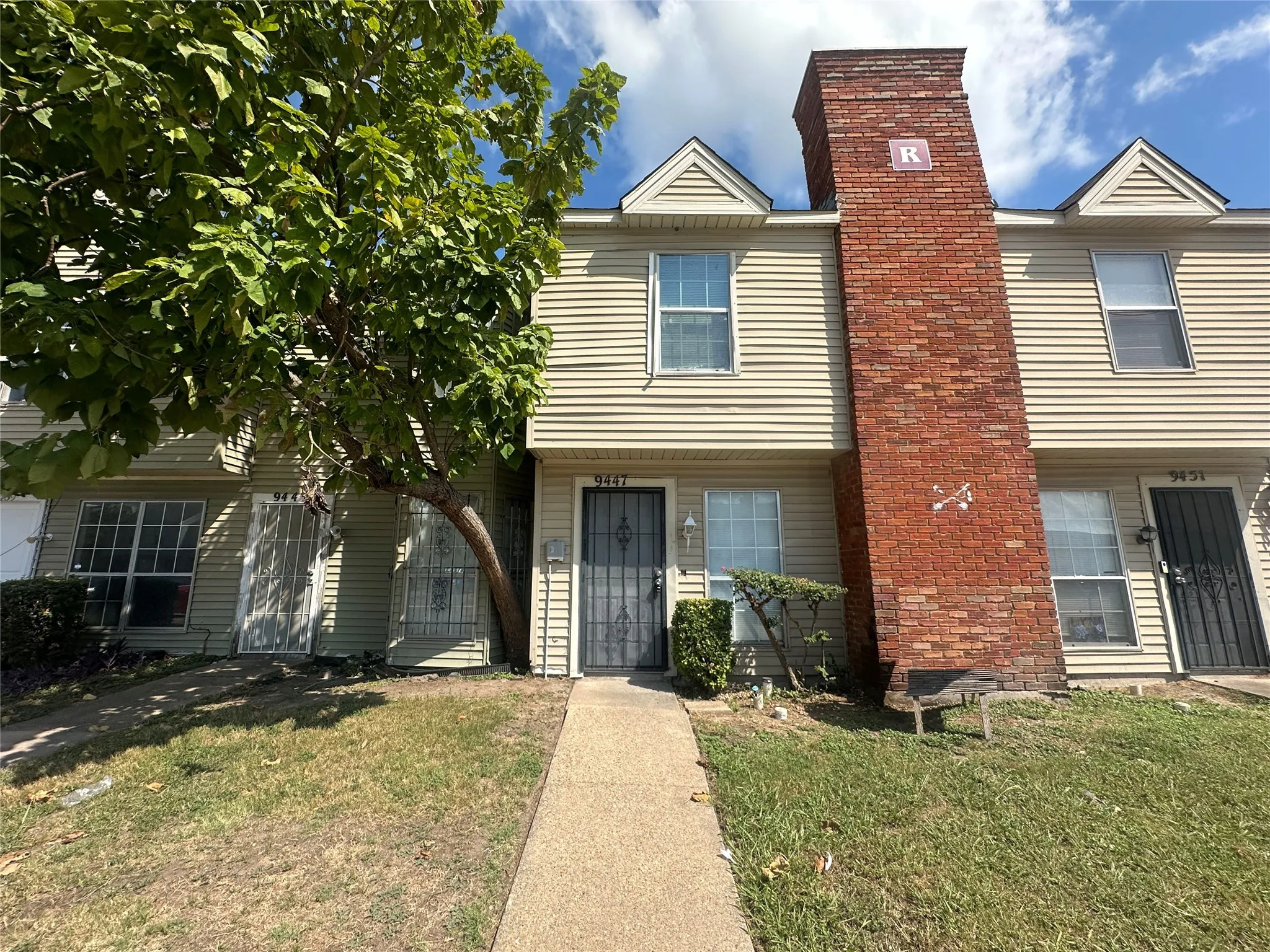 Townhouse For Sale in Dallas County , 9447 Olde Towne Row, Dallas, Texas 75227, 2 Bedroom, 2 Bathroom, Garage spaces, 1,140 Sqft, built in 1983, Preowned, Price $110,000, mls#21145992, Real Estate Agent in Dallas, Homes For Sale in Dallas county, Homes For Sale in Dallas, Realtor in Dallas Texas, Real Estate Brokerage Independent Realty Texas, Luminita Cordes Realtor