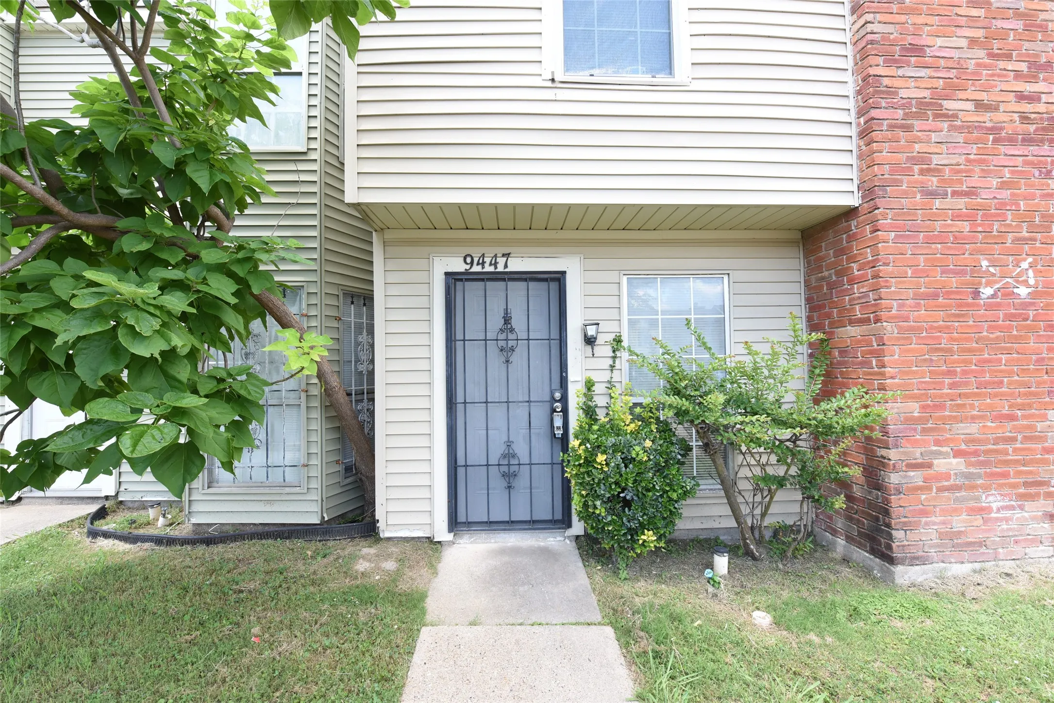 Townhouse For Sale in Dallas County , 9447 Olde Towne Row, Dallas, Texas 75227, 2 Bedroom, 2 Bathroom, Garage spaces, 1,140 Sqft, built in 1983, Preowned, Price $110,000, mls#21145992, Real Estate Agent in Dallas, Homes For Sale in Dallas county, Homes For Sale in Dallas, Realtor in Dallas Texas, Real Estate Brokerage Independent Realty Texas, Luminita Cordes Realtor