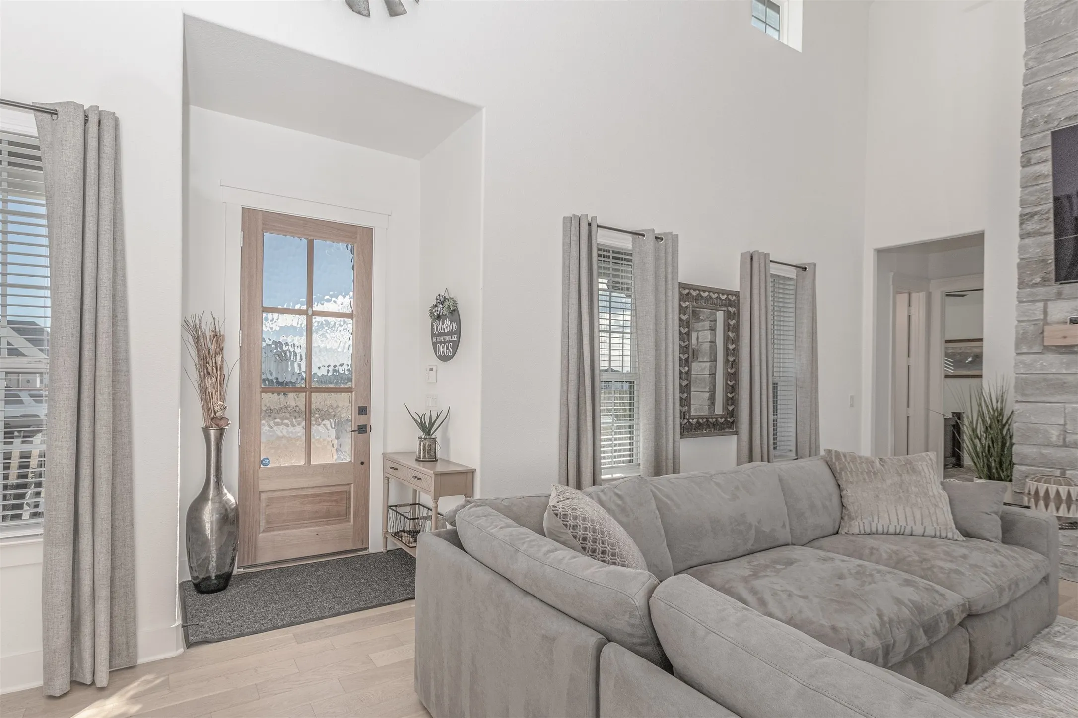 Open Concept - Showcasing Entry area
