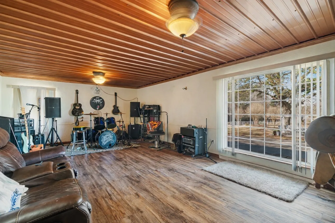 Single Family Residence For Sale in Lamar County , 4060 CR 36220, Sumner, Texas 75486, 2 Bedroom, 1 Bathroom, Garage spaces, 9,999 Sqft, built in 0, Preowned, mls#21155310, Real Estate Agent in Sumner, Homes For Sale in Lamar county, Homes For Sale in Sumner, Realtor in Sumner Texas, Real Estate Brokerage Independent Realty Texas, Luminita Cordes Realtor