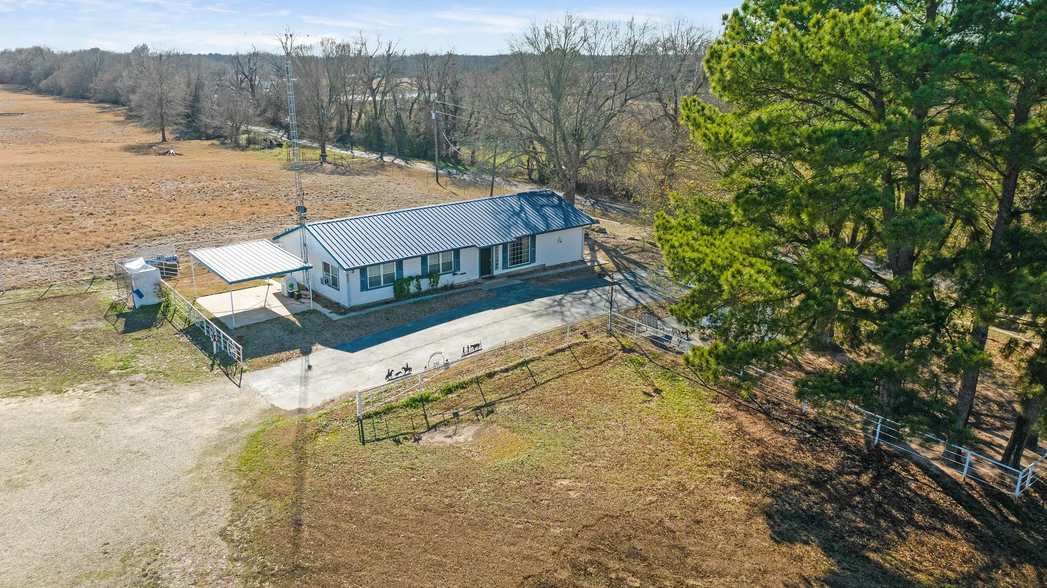 Single Family Residence For Sale in Lamar County , 4060 CR 36220, Sumner, Texas 75486, 2 Bedroom, 1 Bathroom, Garage spaces, 9,999 Sqft, built in 0, Preowned, mls#21155310, Real Estate Agent in Sumner, Homes For Sale in Lamar county, Homes For Sale in Sumner, Realtor in Sumner Texas, Real Estate Brokerage Independent Realty Texas, Luminita Cordes Realtor
