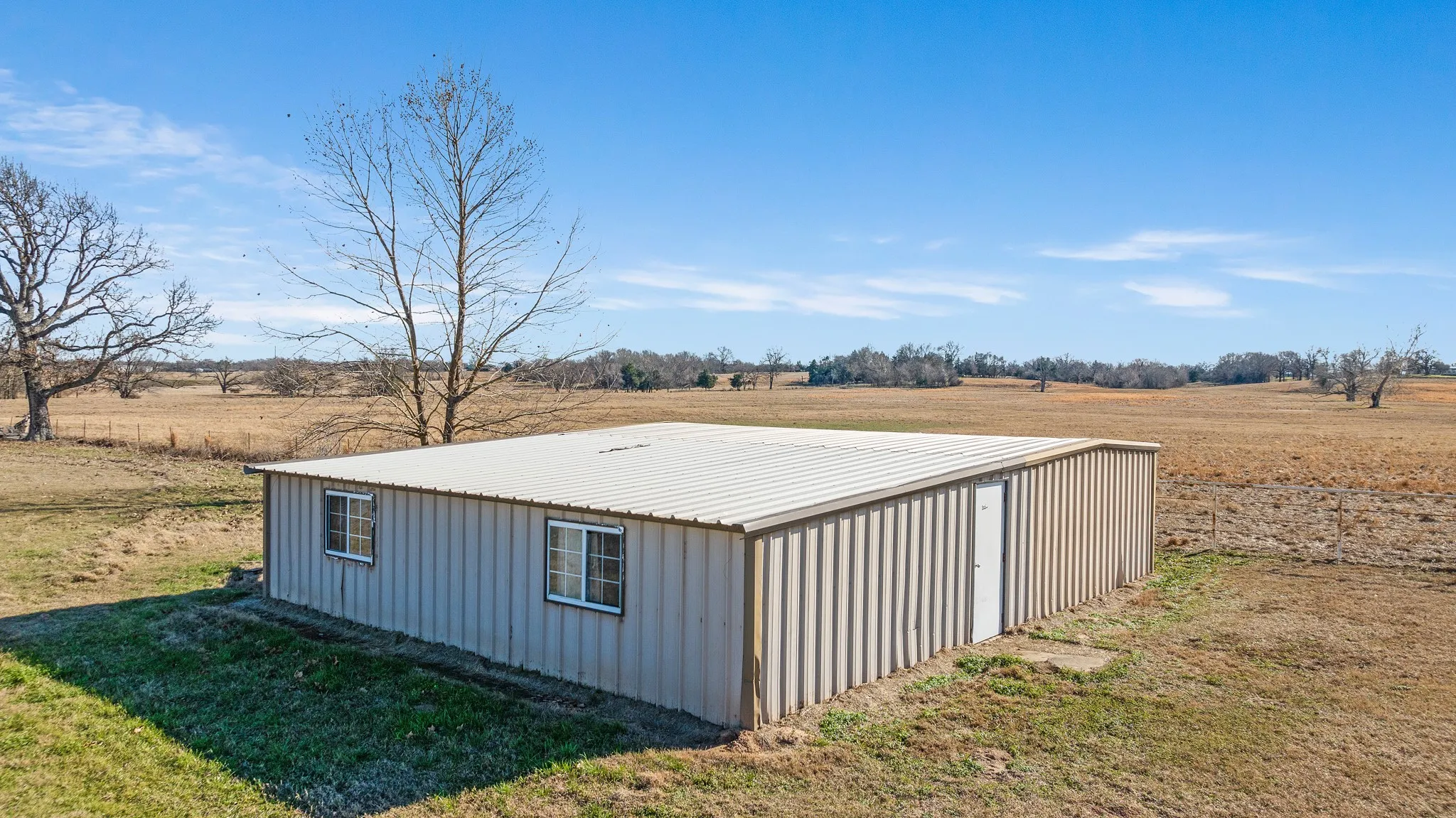 Single Family Residence For Sale in Lamar County , 4060 CR 36220, Sumner, Texas 75486, 2 Bedroom, 1 Bathroom, Garage spaces, 9,999 Sqft, built in 0, Preowned, mls#21155310, Real Estate Agent in Sumner, Homes For Sale in Lamar county, Homes For Sale in Sumner, Realtor in Sumner Texas, Real Estate Brokerage Independent Realty Texas, Luminita Cordes Realtor