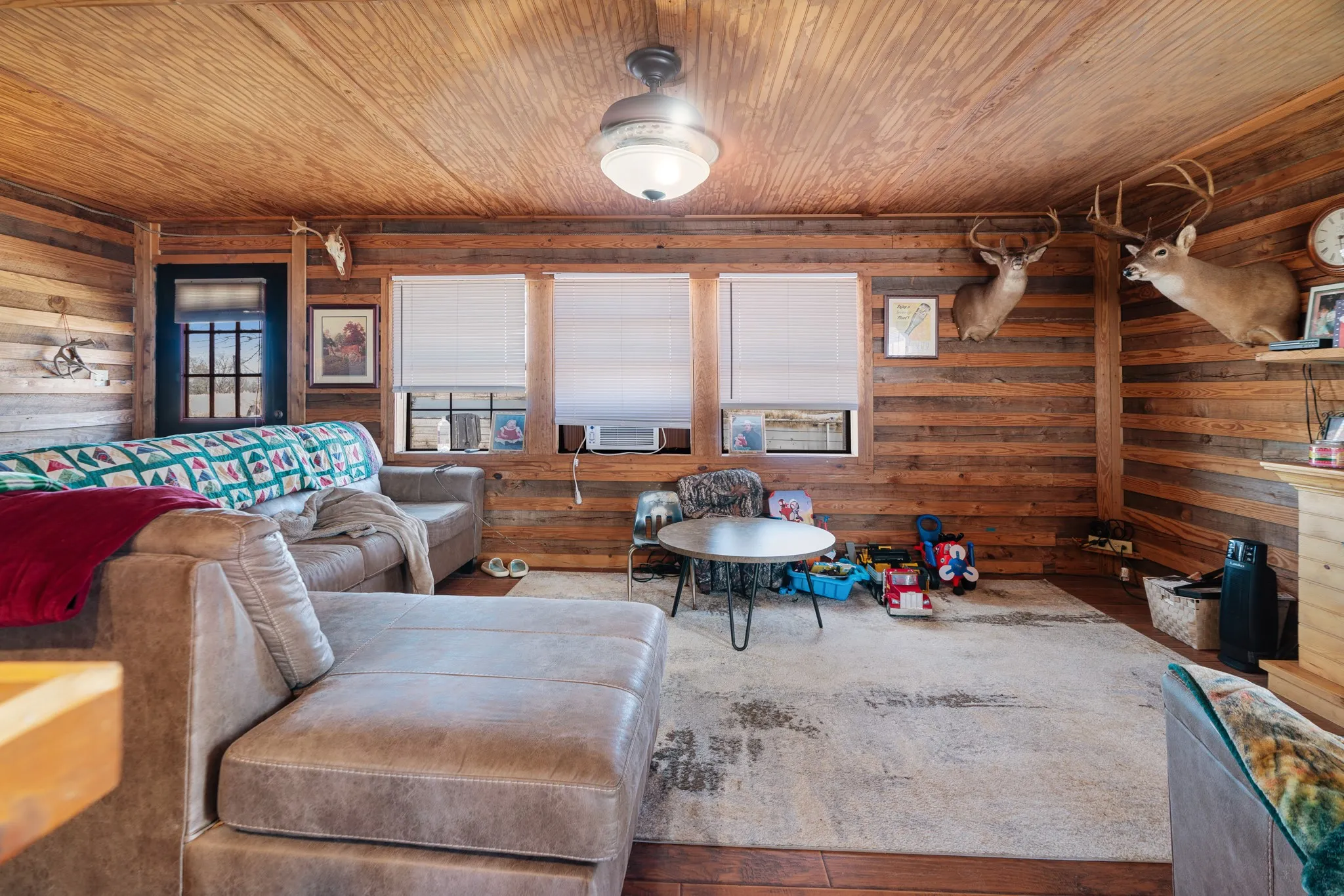 Single Family Residence For Sale in Lamar County , 4060 CR 36220, Sumner, Texas 75486, 2 Bedroom, 1 Bathroom, Garage spaces, 9,999 Sqft, built in 0, Preowned, mls#21155310, Real Estate Agent in Sumner, Homes For Sale in Lamar county, Homes For Sale in Sumner, Realtor in Sumner Texas, Real Estate Brokerage Independent Realty Texas, Luminita Cordes Realtor