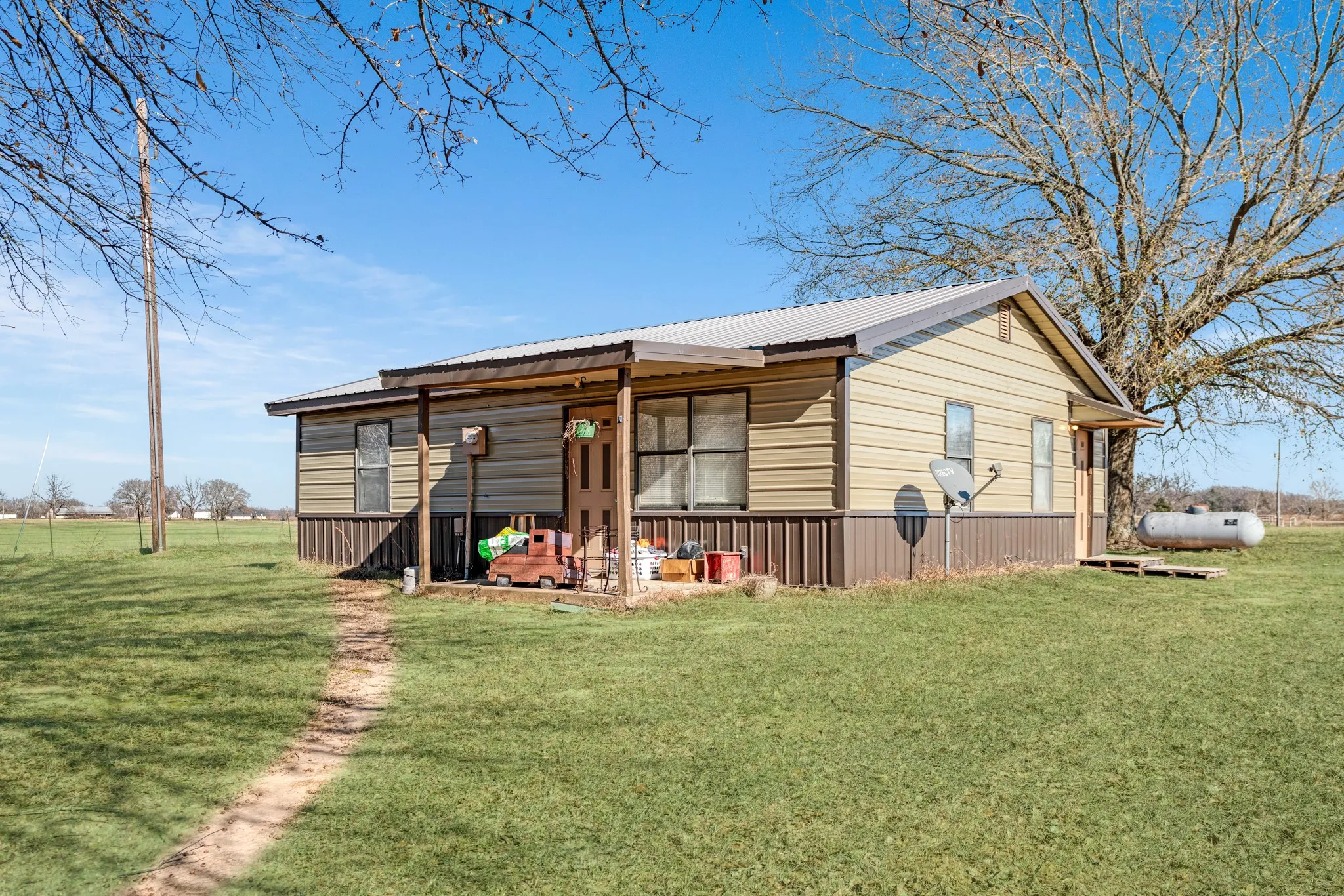 Single Family Residence For Sale in Lamar County , 4060 CR 36220, Sumner, Texas 75486, 2 Bedroom, 1 Bathroom, Garage spaces, 9,999 Sqft, built in 0, Preowned, mls#21155310, Real Estate Agent in Sumner, Homes For Sale in Lamar county, Homes For Sale in Sumner, Realtor in Sumner Texas, Real Estate Brokerage Independent Realty Texas, Luminita Cordes Realtor