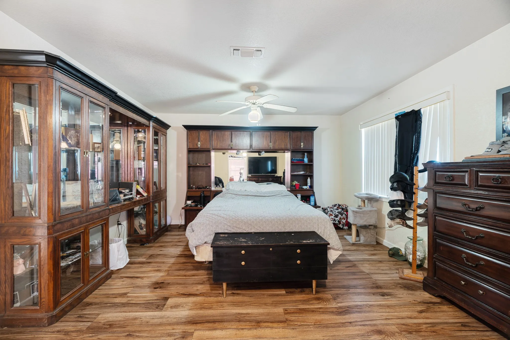 Single Family Residence For Sale in Lamar County , 4060 CR 36220, Sumner, Texas 75486, 2 Bedroom, 1 Bathroom, Garage spaces, 9,999 Sqft, built in 0, Preowned, mls#21155310, Real Estate Agent in Sumner, Homes For Sale in Lamar county, Homes For Sale in Sumner, Realtor in Sumner Texas, Real Estate Brokerage Independent Realty Texas, Luminita Cordes Realtor