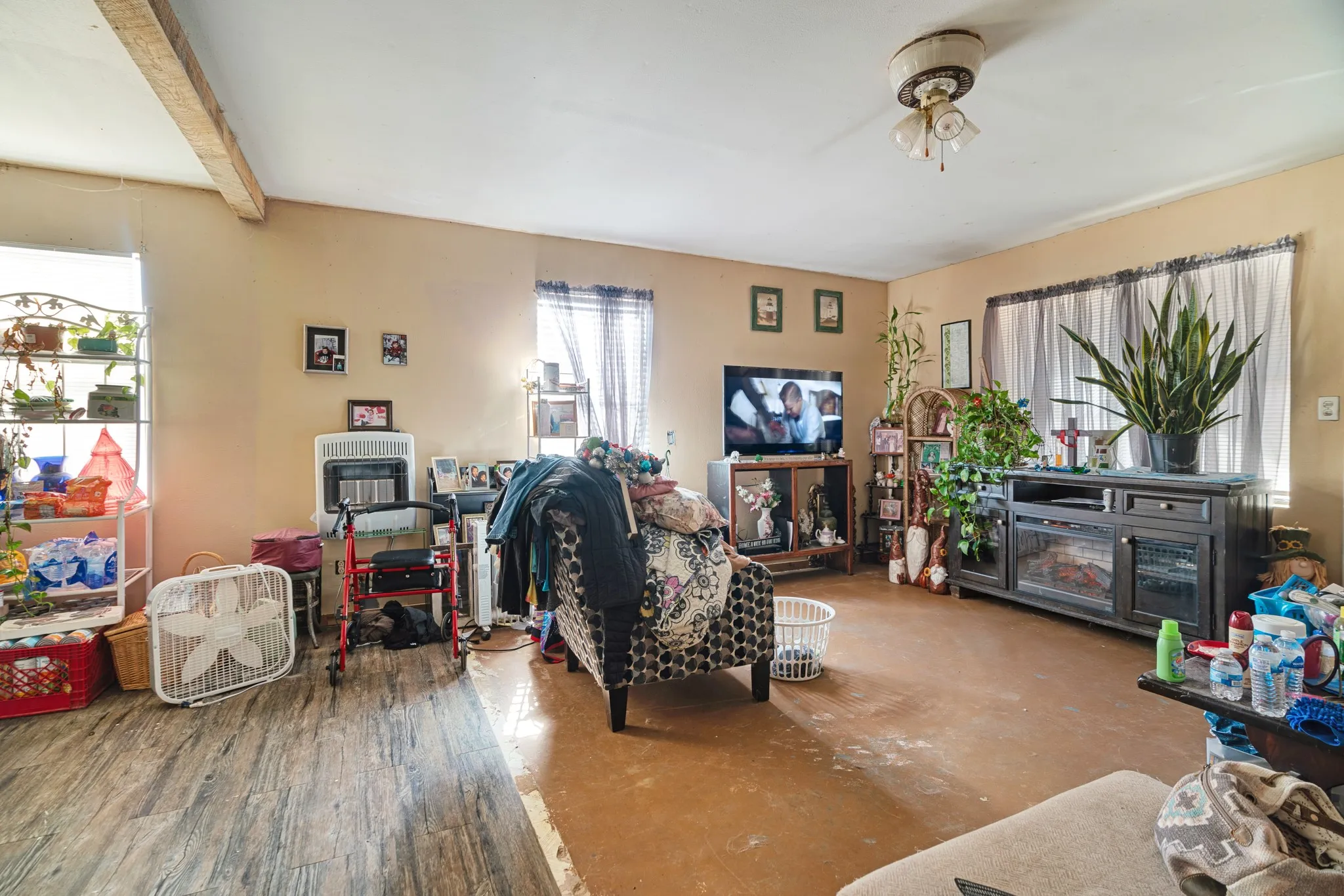 Single Family Residence For Sale in Lamar County , 4060 CR 36220, Sumner, Texas 75486, 2 Bedroom, 1 Bathroom, Garage spaces, 9,999 Sqft, built in 0, Preowned, mls#21155310, Real Estate Agent in Sumner, Homes For Sale in Lamar county, Homes For Sale in Sumner, Realtor in Sumner Texas, Real Estate Brokerage Independent Realty Texas, Luminita Cordes Realtor
