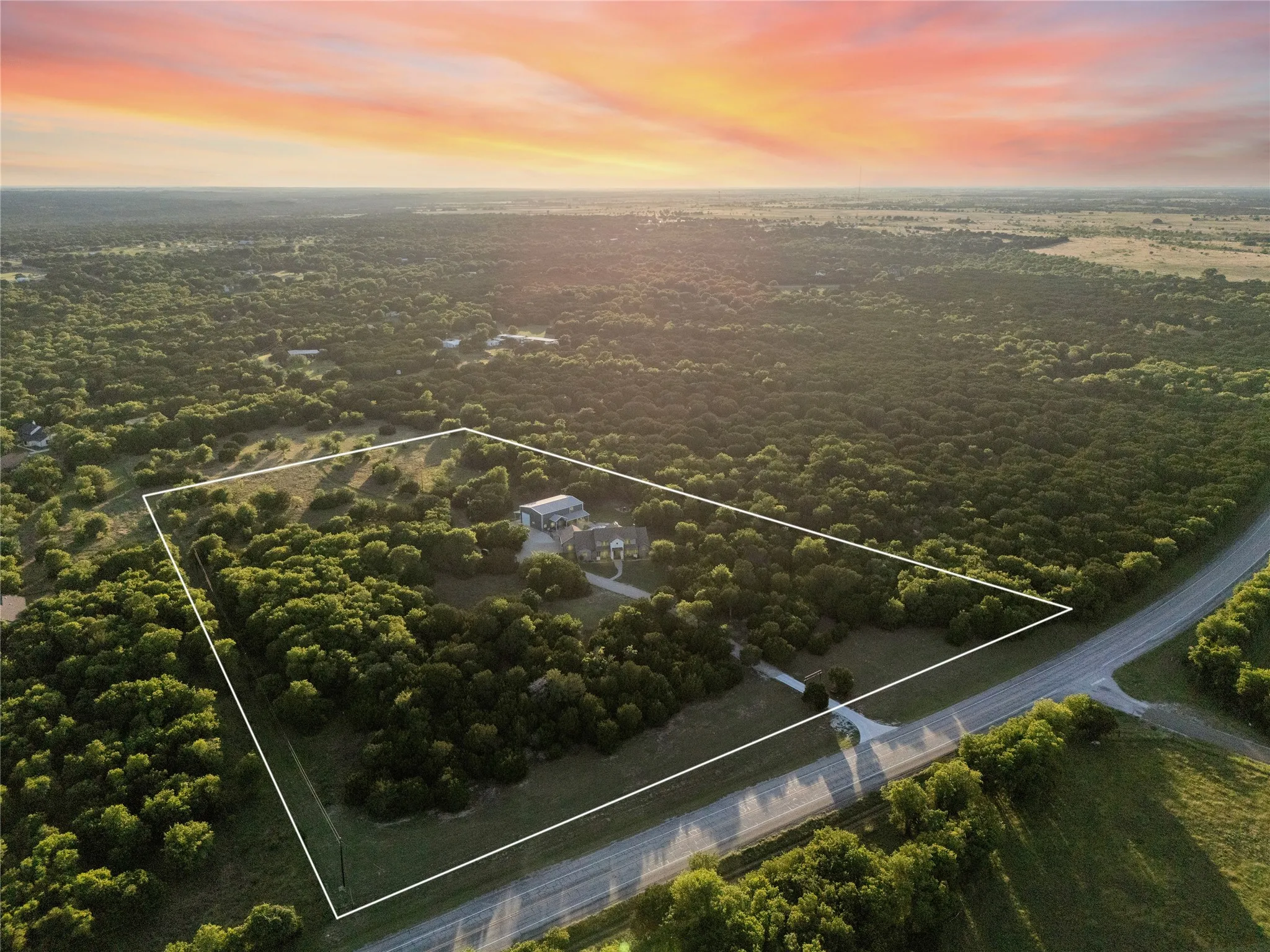 Single Family Residence For Sale in Mc Lennan County , 18503 Wortham Bend Road, China Spring, Texas 76633, 3 Bedroom, 3 Bathroom, 3 Garage spaces, 3,627 Sqft, built in 2020, mls#21152559, Real Estate Agent in China Spring, Homes For Sale in Mc Lennan county, Homes For Sale in China Spring, Realtor in China Spring Texas, Real Estate Brokerage Independent Realty Texas, Luminita Cordes Realtor