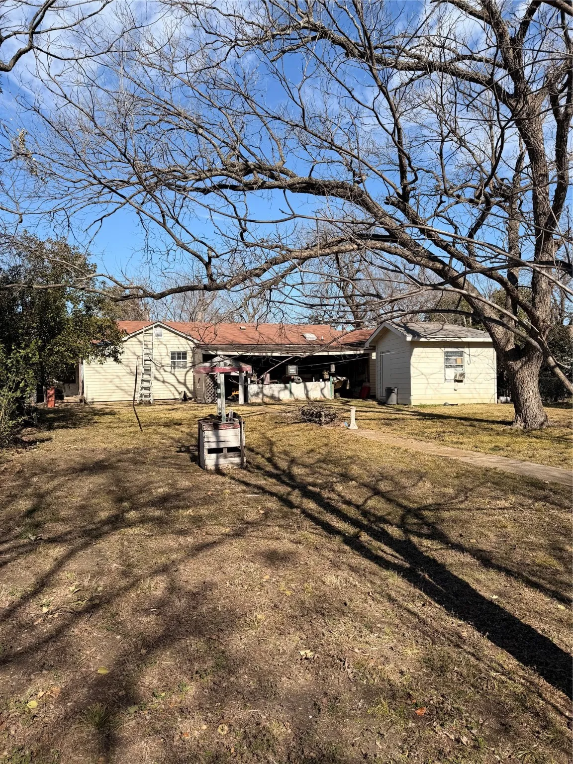 Single Family Residence For Sale in Dallas County , 114 E Park Place Drive, Lancaster, Texas 75134, 2 Bedroom, 1 Bathroom, Garage spaces, 1,178 Sqft, built in 1951, Preowned, mls#21158160, Real Estate Agent in Lancaster, Homes For Sale in Dallas county, Homes For Sale in Lancaster, Realtor in Lancaster Texas, Real Estate Brokerage Independent Realty Texas, Luminita Cordes Realtor