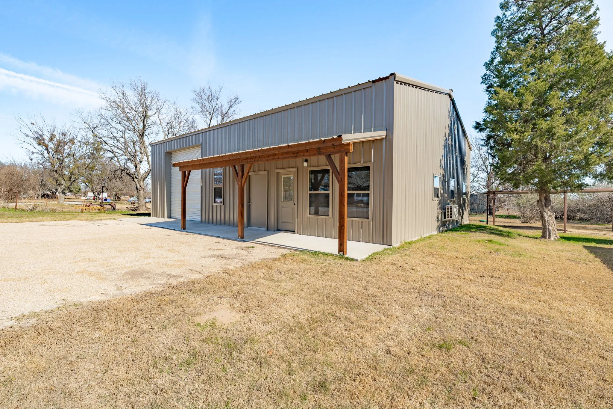Apartment For Sale in Erath County , 483 Private Road 729, Bluff Dale, Texas 76433, 3 Bedroom, 2 Bathroom, Garage spaces, 1,635 Sqft, built in 1976, Preowned, mls#21157958, Real Estate Agent in Bluff Dale, Homes For Sale in Erath county, Homes For Sale in Bluff Dale, Realtor in Bluff Dale Texas, Real Estate Brokerage Independent Realty Texas, Luminita Cordes Realtor