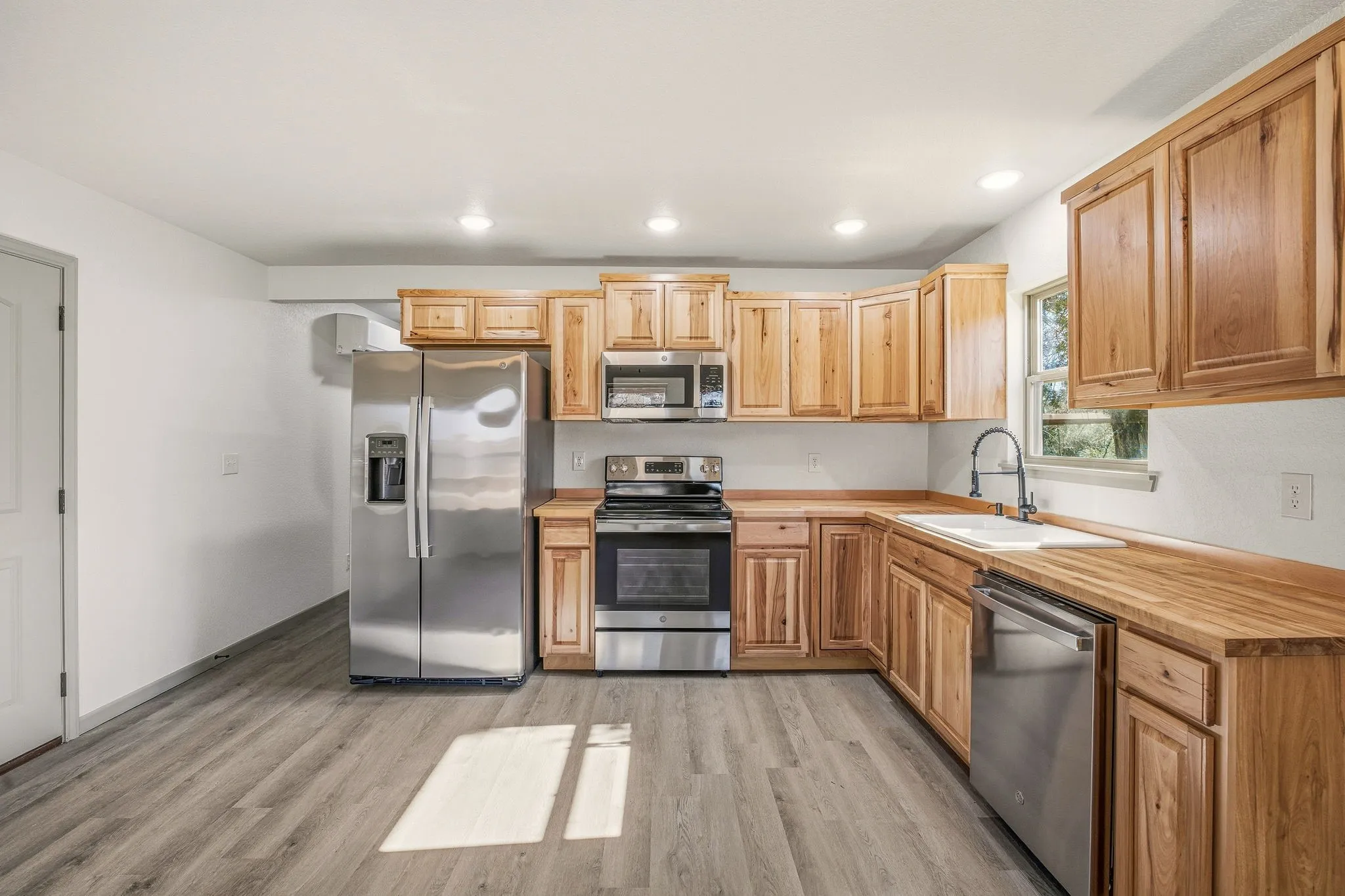 Apartment For Sale in Erath County , 483 Private Road 729, Bluff Dale, Texas 76433, 3 Bedroom, 2 Bathroom, Garage spaces, 1,635 Sqft, built in 1976, Preowned, mls#21157958, Real Estate Agent in Bluff Dale, Homes For Sale in Erath county, Homes For Sale in Bluff Dale, Realtor in Bluff Dale Texas, Real Estate Brokerage Independent Realty Texas, Luminita Cordes Realtor