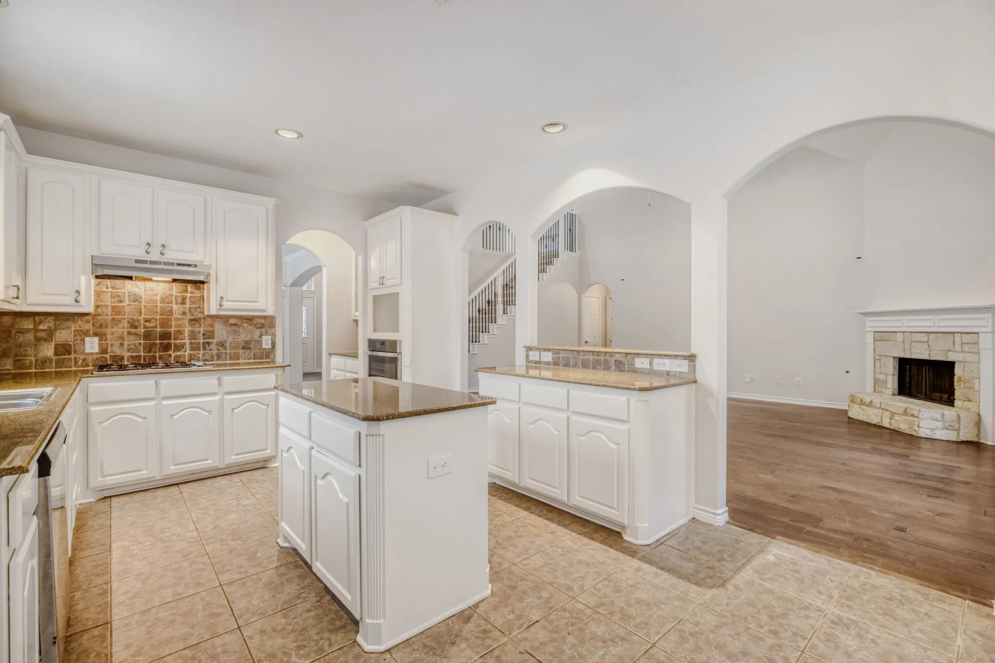Single Family Residence For Sale in Denton County , 2207 Creekedge Court, Corinth, Texas 76210, 5 Bedroom, 4 Bathroom, 3 Garage spaces, 3,537 Sqft, built in 2004, mls#21148987, Real Estate Agent in Corinth, Homes For Sale in Denton county, Homes For Sale in Corinth, Realtor in Corinth Texas, Real Estate Brokerage Independent Realty Texas, Luminita Cordes Realtor