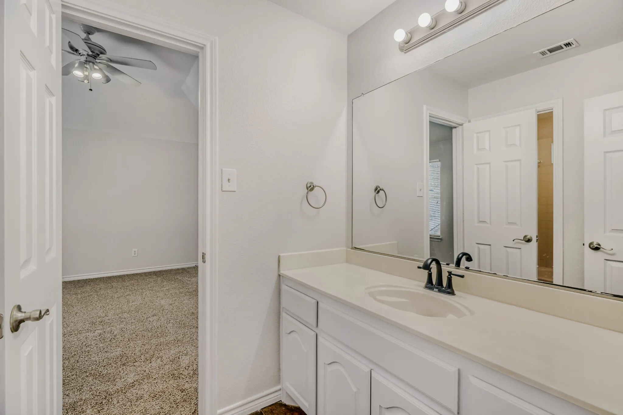 Single Family Residence For Sale in Denton County , 2207 Creekedge Court, Corinth, Texas 76210, 5 Bedroom, 4 Bathroom, 3 Garage spaces, 3,537 Sqft, built in 2004, mls#21148987, Real Estate Agent in Corinth, Homes For Sale in Denton county, Homes For Sale in Corinth, Realtor in Corinth Texas, Real Estate Brokerage Independent Realty Texas, Luminita Cordes Realtor