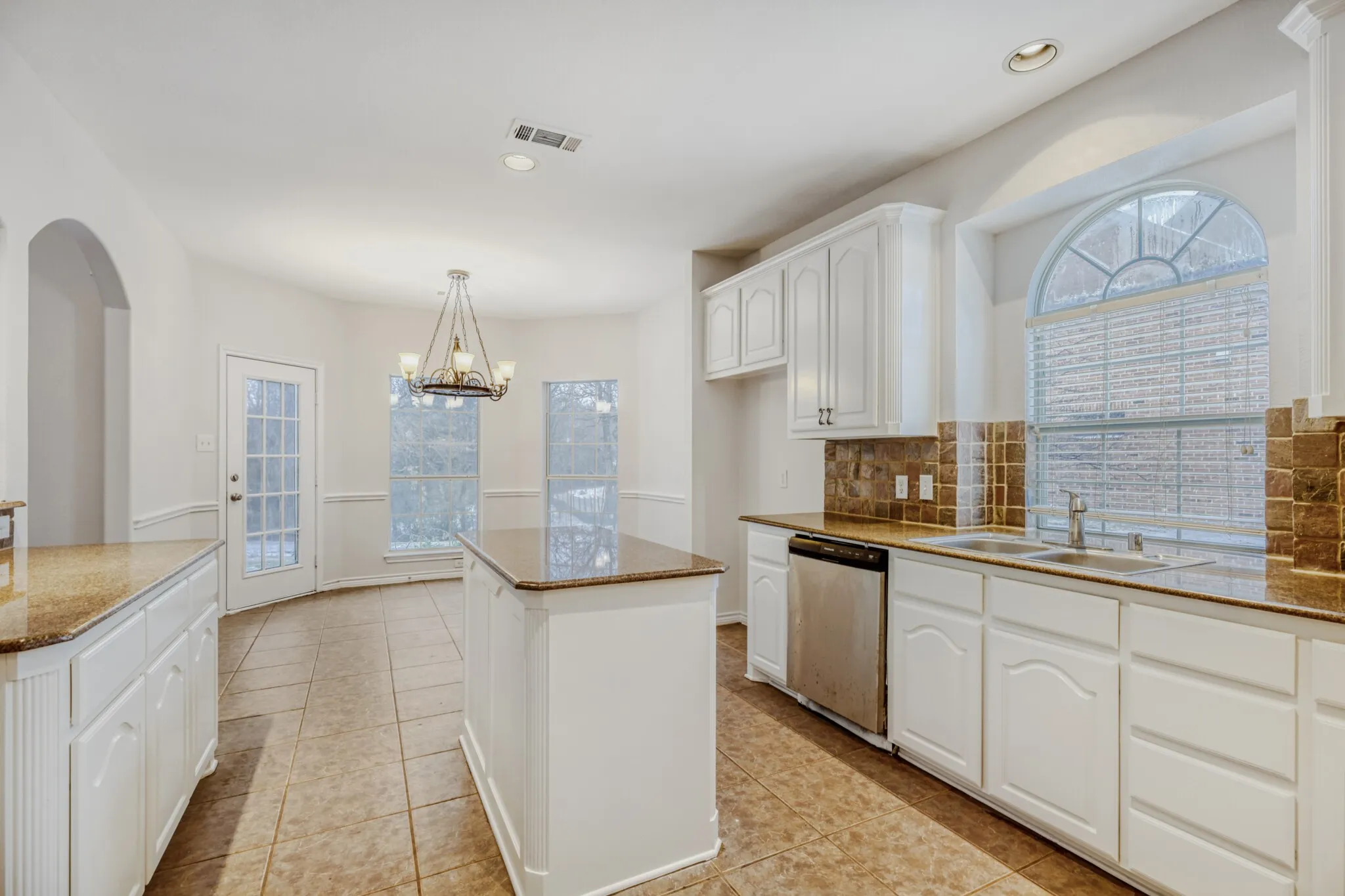 Single Family Residence For Sale in Denton County , 2207 Creekedge Court, Corinth, Texas 76210, 5 Bedroom, 4 Bathroom, 3 Garage spaces, 3,537 Sqft, built in 2004, mls#21148987, Real Estate Agent in Corinth, Homes For Sale in Denton county, Homes For Sale in Corinth, Realtor in Corinth Texas, Real Estate Brokerage Independent Realty Texas, Luminita Cordes Realtor