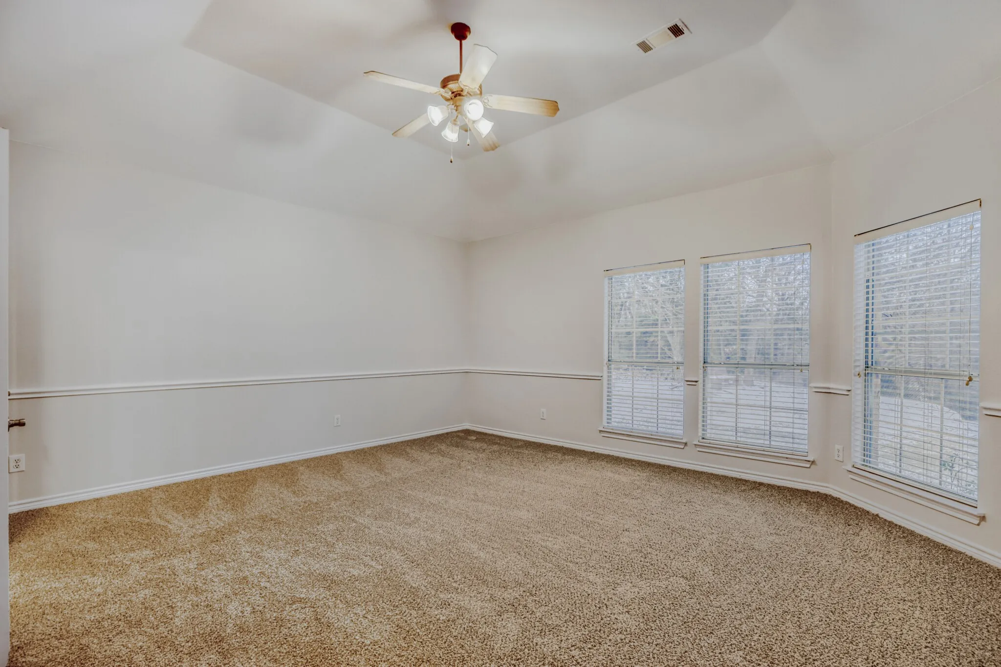 Single Family Residence For Sale in Denton County , 2207 Creekedge Court, Corinth, Texas 76210, 5 Bedroom, 4 Bathroom, 3 Garage spaces, 3,537 Sqft, built in 2004, mls#21148987, Real Estate Agent in Corinth, Homes For Sale in Denton county, Homes For Sale in Corinth, Realtor in Corinth Texas, Real Estate Brokerage Independent Realty Texas, Luminita Cordes Realtor