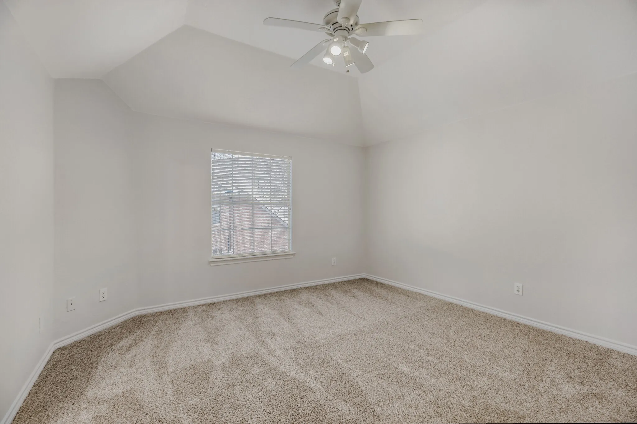 Single Family Residence For Sale in Denton County , 2207 Creekedge Court, Corinth, Texas 76210, 5 Bedroom, 4 Bathroom, 3 Garage spaces, 3,537 Sqft, built in 2004, mls#21148987, Real Estate Agent in Corinth, Homes For Sale in Denton county, Homes For Sale in Corinth, Realtor in Corinth Texas, Real Estate Brokerage Independent Realty Texas, Luminita Cordes Realtor