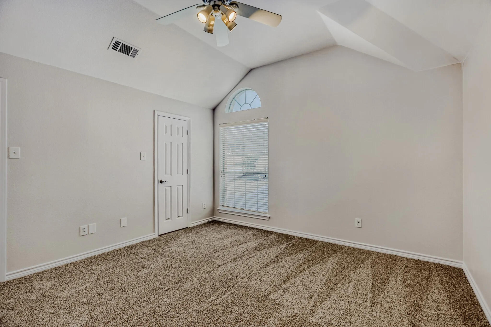 Single Family Residence For Sale in Denton County , 2207 Creekedge Court, Corinth, Texas 76210, 5 Bedroom, 4 Bathroom, 3 Garage spaces, 3,537 Sqft, built in 2004, mls#21148987, Real Estate Agent in Corinth, Homes For Sale in Denton county, Homes For Sale in Corinth, Realtor in Corinth Texas, Real Estate Brokerage Independent Realty Texas, Luminita Cordes Realtor