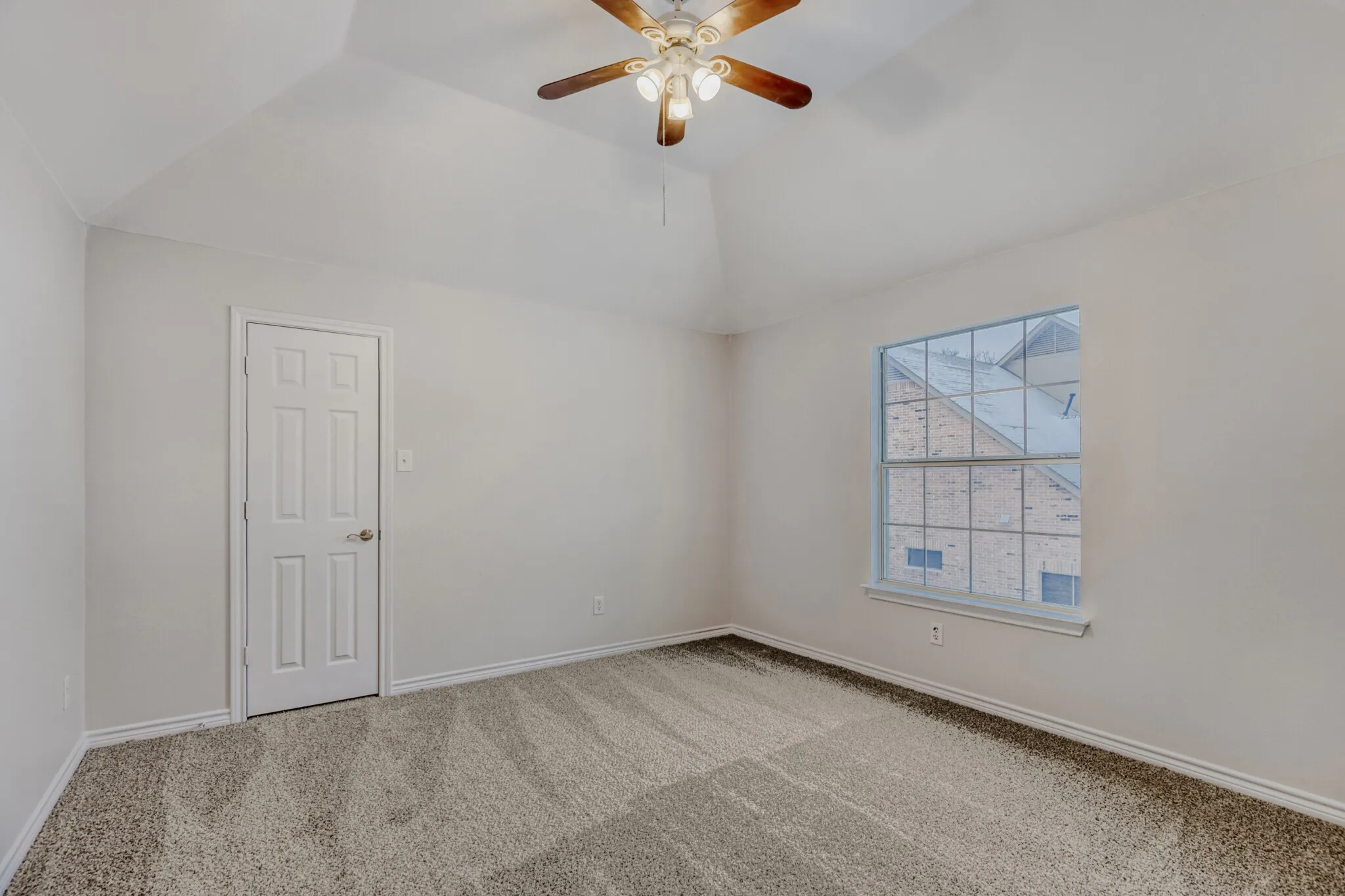 Single Family Residence For Sale in Denton County , 2207 Creekedge Court, Corinth, Texas 76210, 5 Bedroom, 4 Bathroom, 3 Garage spaces, 3,537 Sqft, built in 2004, mls#21148987, Real Estate Agent in Corinth, Homes For Sale in Denton county, Homes For Sale in Corinth, Realtor in Corinth Texas, Real Estate Brokerage Independent Realty Texas, Luminita Cordes Realtor