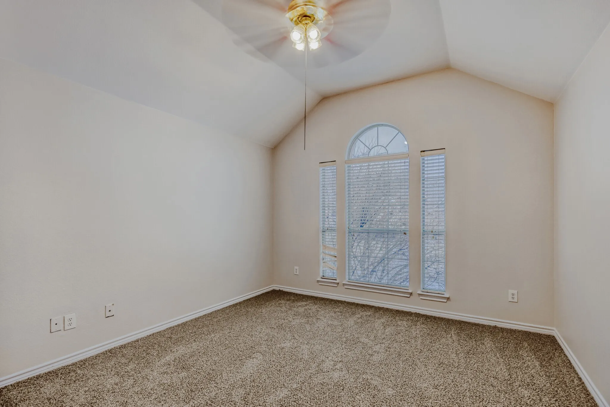 Single Family Residence For Sale in Denton County , 2207 Creekedge Court, Corinth, Texas 76210, 5 Bedroom, 4 Bathroom, 3 Garage spaces, 3,537 Sqft, built in 2004, mls#21148987, Real Estate Agent in Corinth, Homes For Sale in Denton county, Homes For Sale in Corinth, Realtor in Corinth Texas, Real Estate Brokerage Independent Realty Texas, Luminita Cordes Realtor