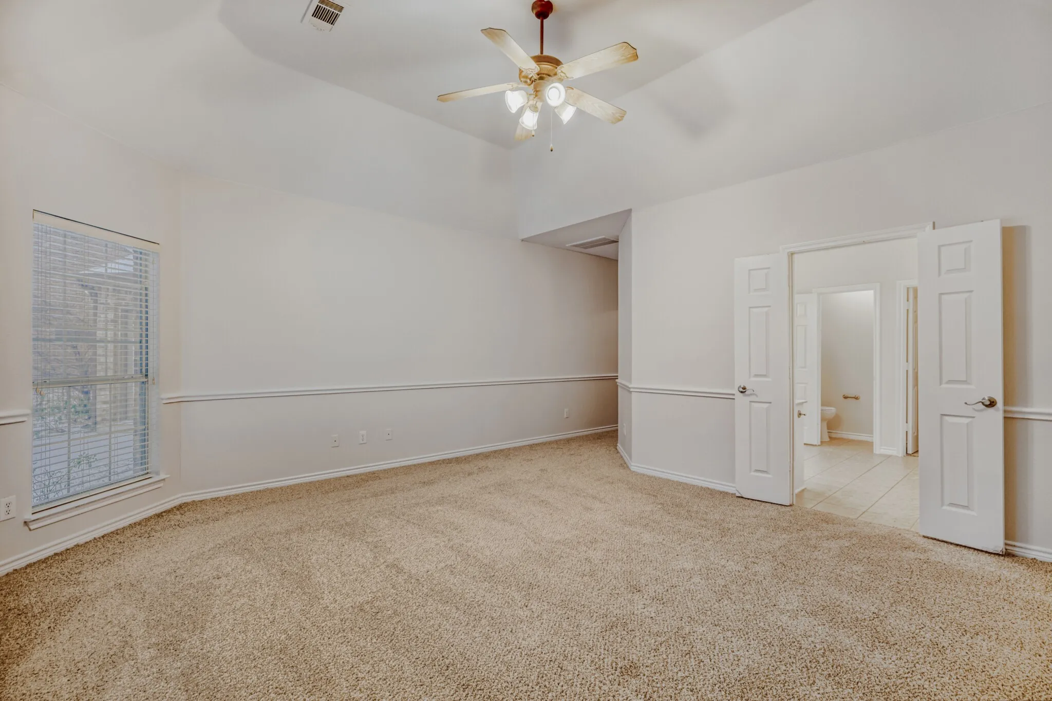 Single Family Residence For Sale in Denton County , 2207 Creekedge Court, Corinth, Texas 76210, 5 Bedroom, 4 Bathroom, 3 Garage spaces, 3,537 Sqft, built in 2004, mls#21148987, Real Estate Agent in Corinth, Homes For Sale in Denton county, Homes For Sale in Corinth, Realtor in Corinth Texas, Real Estate Brokerage Independent Realty Texas, Luminita Cordes Realtor