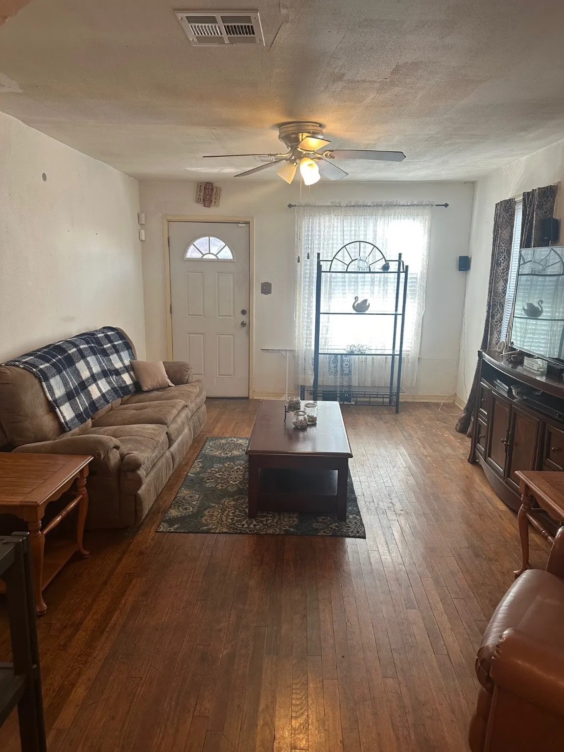 Single Family Residence For Sale in Grayson County , 631 W Walker Street, Denison, Texas 75020, 2 Bedroom, 1 Bathroom, Garage spaces, 1,127 Sqft, built in 1940, Preowned, mls#21158507, Real Estate Agent in Denison, Homes For Sale in Grayson county, Homes For Sale in Denison, Realtor in Denison Texas, Real Estate Brokerage Independent Realty Texas, Luminita Cordes Realtor