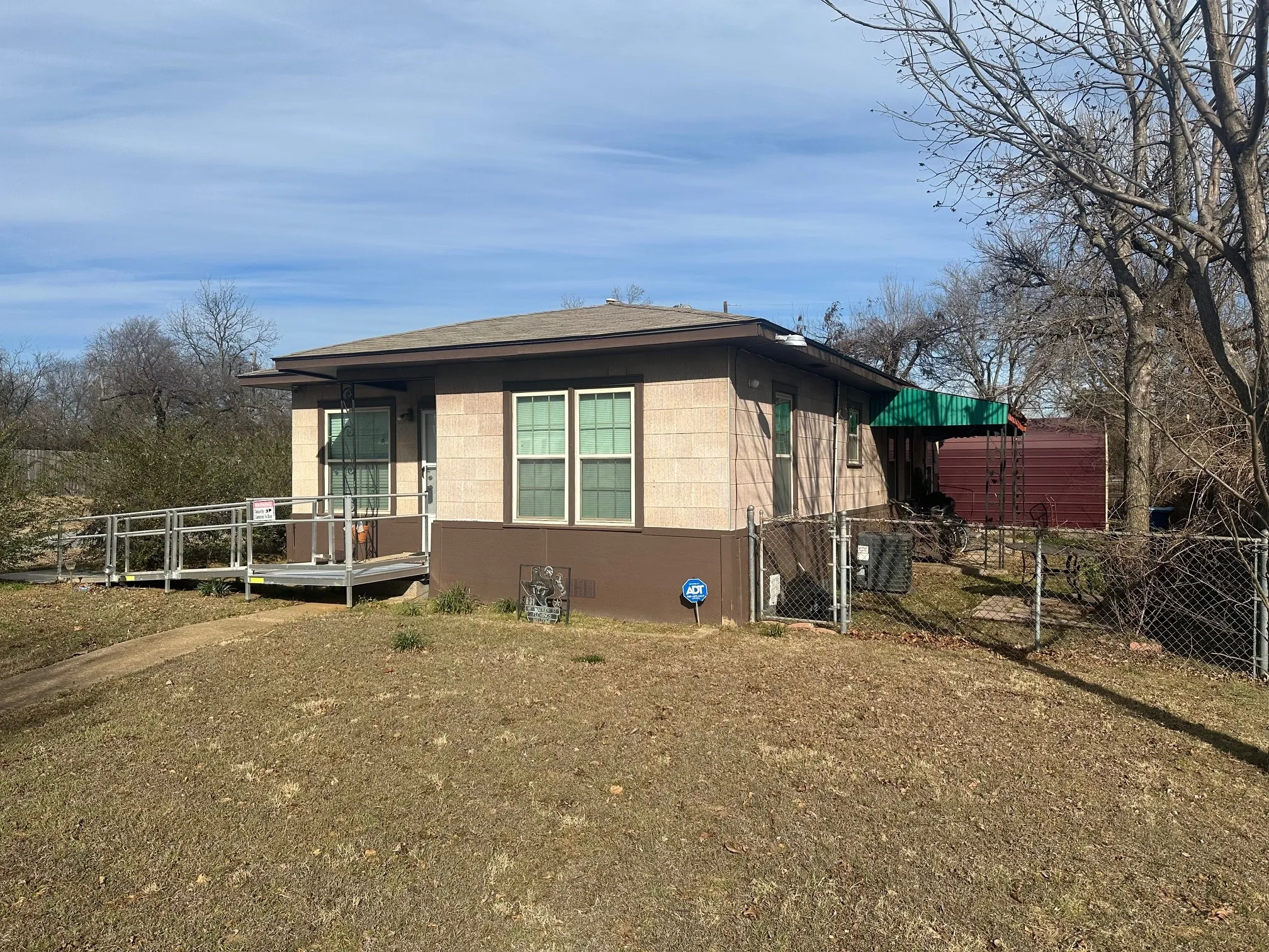 Single Family Residence For Sale in Grayson County , 631 W Walker Street, Denison, Texas 75020, 2 Bedroom, 1 Bathroom, Garage spaces, 1,127 Sqft, built in 1940, Preowned, mls#21158507, Real Estate Agent in Denison, Homes For Sale in Grayson county, Homes For Sale in Denison, Realtor in Denison Texas, Real Estate Brokerage Independent Realty Texas, Luminita Cordes Realtor