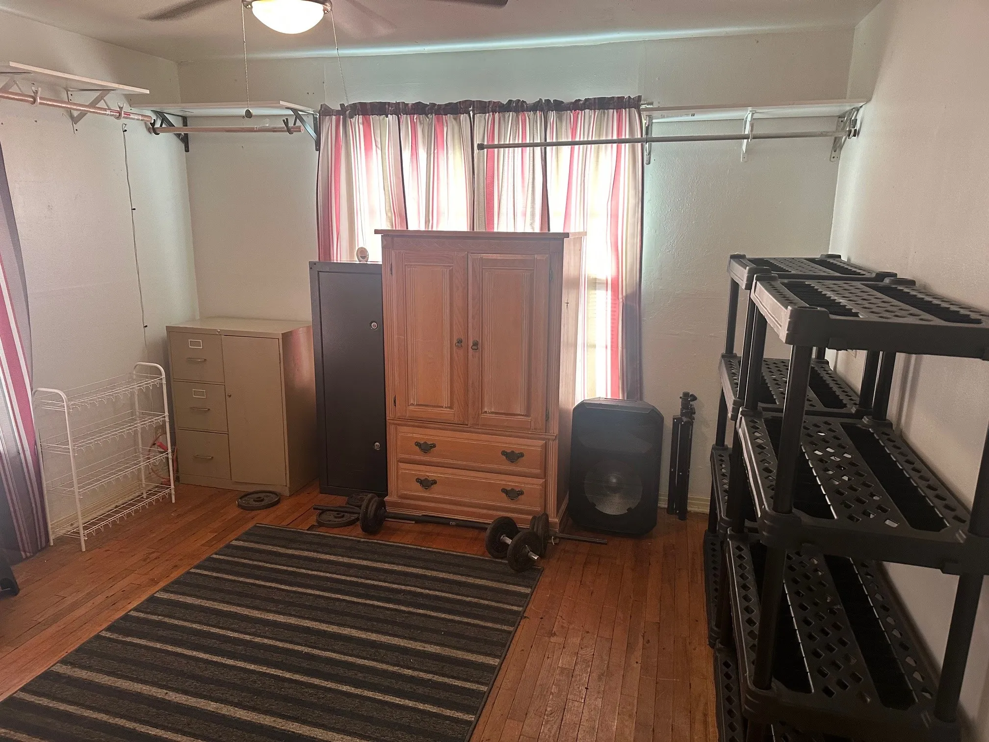 Single Family Residence For Sale in Grayson County , 631 W Walker Street, Denison, Texas 75020, 2 Bedroom, 1 Bathroom, Garage spaces, 1,127 Sqft, built in 1940, Preowned, mls#21158507, Real Estate Agent in Denison, Homes For Sale in Grayson county, Homes For Sale in Denison, Realtor in Denison Texas, Real Estate Brokerage Independent Realty Texas, Luminita Cordes Realtor