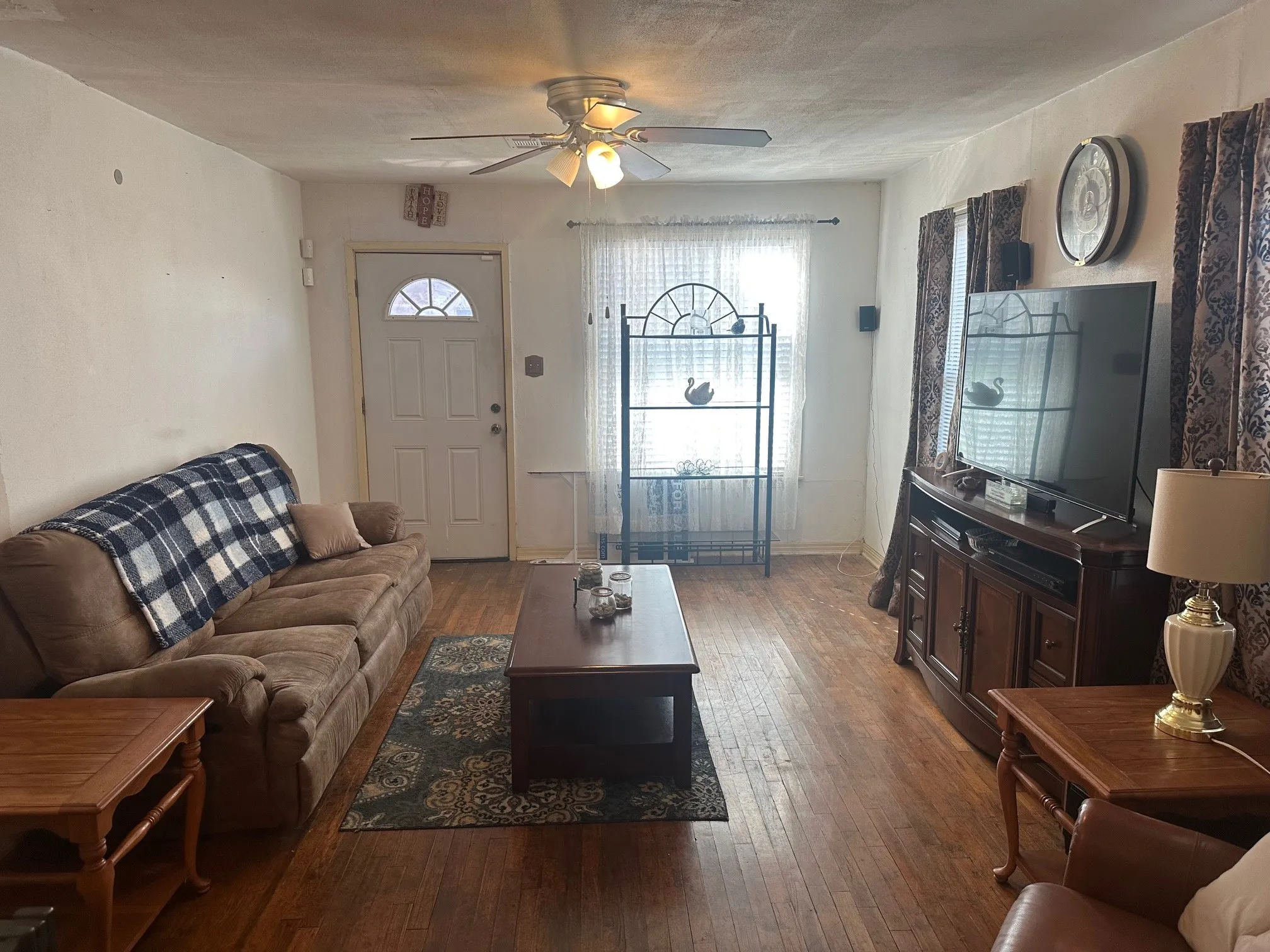 Single Family Residence For Sale in Grayson County , 631 W Walker Street, Denison, Texas 75020, 2 Bedroom, 1 Bathroom, Garage spaces, 1,127 Sqft, built in 1940, Preowned, mls#21158507, Real Estate Agent in Denison, Homes For Sale in Grayson county, Homes For Sale in Denison, Realtor in Denison Texas, Real Estate Brokerage Independent Realty Texas, Luminita Cordes Realtor
