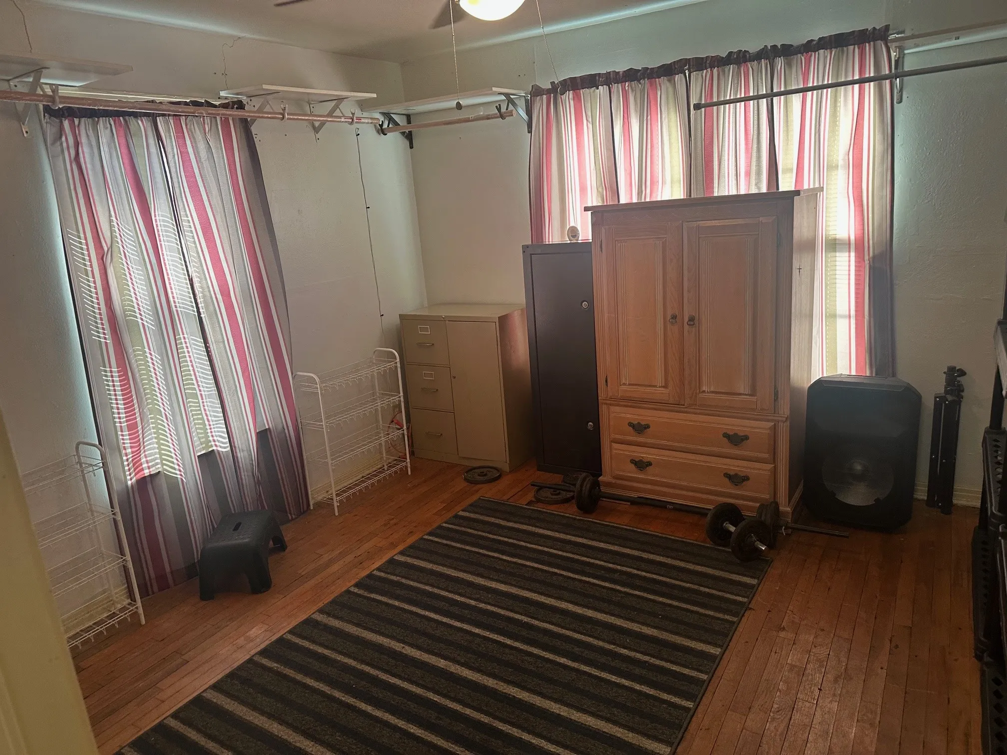 Single Family Residence For Sale in Grayson County , 631 W Walker Street, Denison, Texas 75020, 2 Bedroom, 1 Bathroom, Garage spaces, 1,127 Sqft, built in 1940, Preowned, mls#21158507, Real Estate Agent in Denison, Homes For Sale in Grayson county, Homes For Sale in Denison, Realtor in Denison Texas, Real Estate Brokerage Independent Realty Texas, Luminita Cordes Realtor