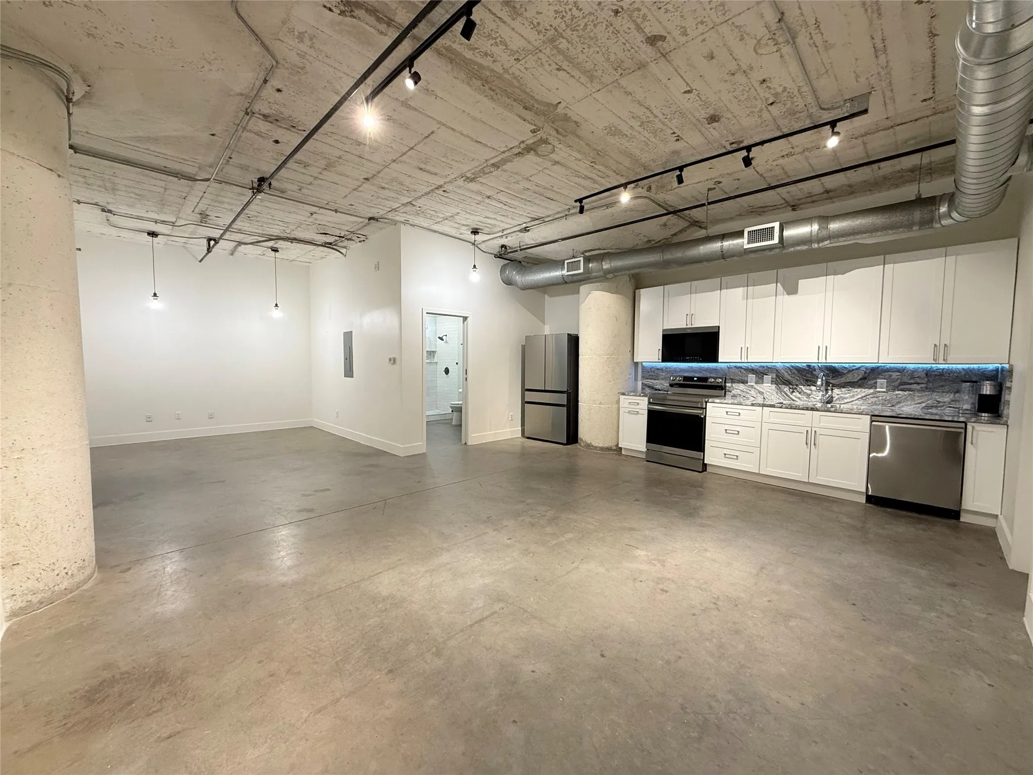 Condominium For Rent in Dallas County , 1122 Jackson Street 522, Dallas, Texas 75202, 2 Bedrooms, 1 Bathroom, 1 Garage spaces, 840 Sqft, built in 1925, Preowned, Price $1,900, mls#21158115, Real Estate Agent in Dallas, Homes For Rent in Dallas county, Homes For Rent in Dallas, Realtor in Dallas Texas, Real Estate Brokerage Independent Realty Texas, Luminita Cordes Realtor