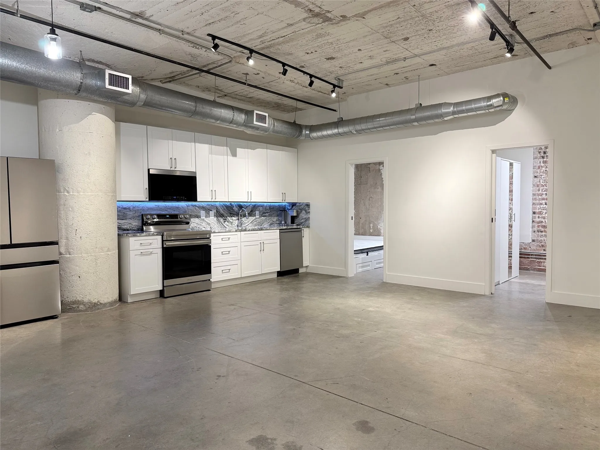 Condominium For Rent in Dallas County , 1122 Jackson Street 522, Dallas, Texas 75202, 2 Bedrooms, 1 Bathroom, 1 Garage spaces, 840 Sqft, built in 1925, Preowned, Price $1,900, mls#21158115, Real Estate Agent in Dallas, Homes For Rent in Dallas county, Homes For Rent in Dallas, Realtor in Dallas Texas, Real Estate Brokerage Independent Realty Texas, Luminita Cordes Realtor