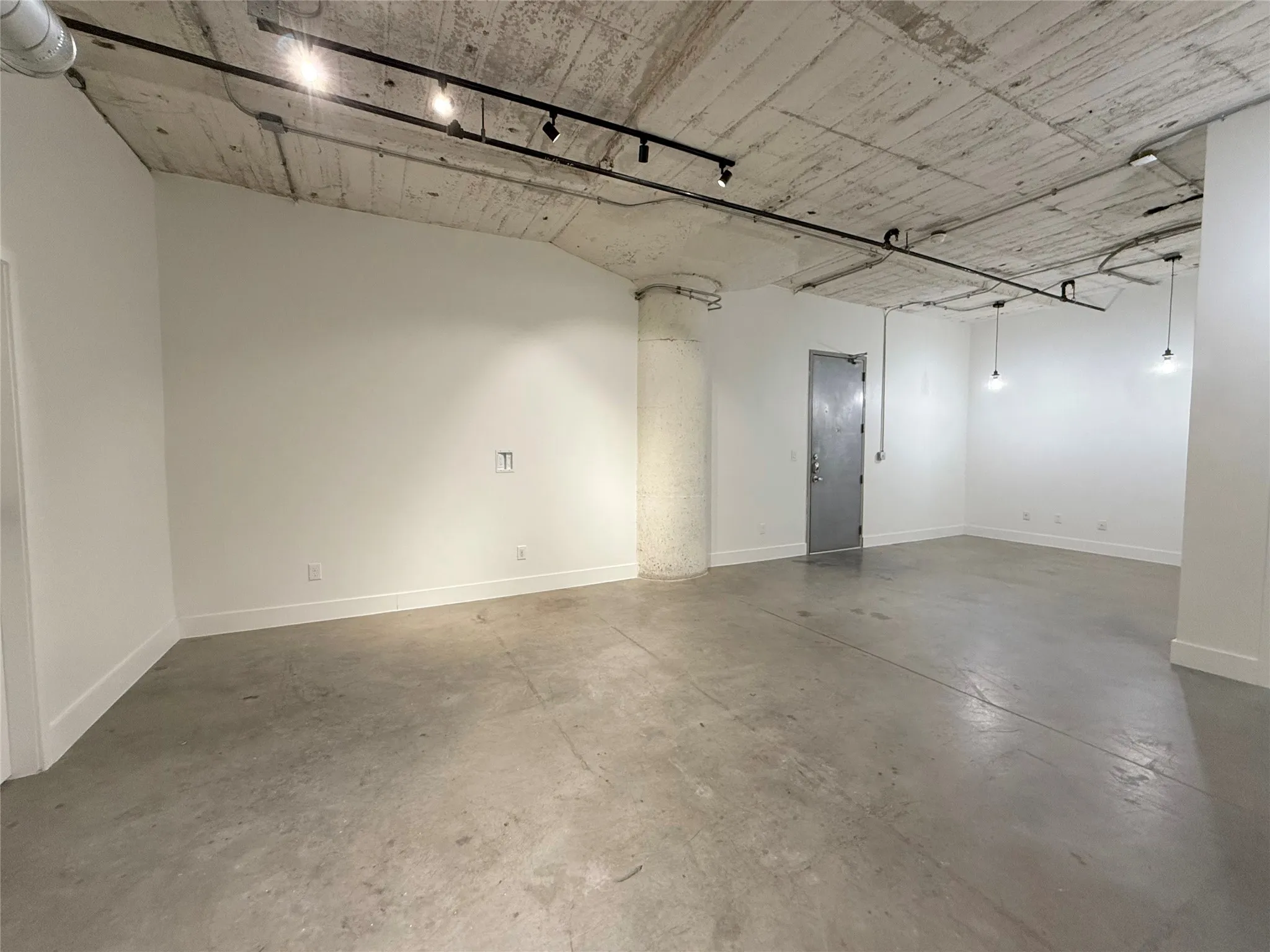 Condominium For Rent in Dallas County , 1122 Jackson Street 522, Dallas, Texas 75202, 2 Bedrooms, 1 Bathroom, 1 Garage spaces, 840 Sqft, built in 1925, Preowned, Price $1,900, mls#21158115, Real Estate Agent in Dallas, Homes For Rent in Dallas county, Homes For Rent in Dallas, Realtor in Dallas Texas, Real Estate Brokerage Independent Realty Texas, Luminita Cordes Realtor
