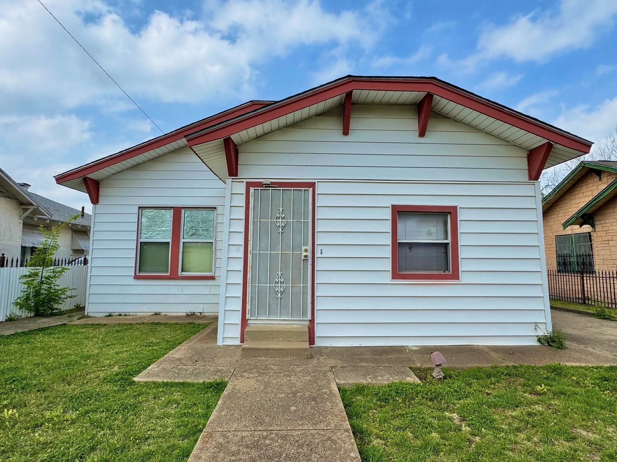 Single Family Residence For Sale in Dallas County , 619 Delaware Street, Dallas, Texas 75208, 3 Bedroom, 1 Bathroom, Garage spaces, 1,444 Sqft, built in 1924, Preowned, mls#21158756, Real Estate Agent in Dallas, Homes For Sale in Dallas county, Homes For Sale in Dallas, Realtor in Dallas Texas, Real Estate Brokerage Independent Realty Texas, Luminita Cordes Realtor