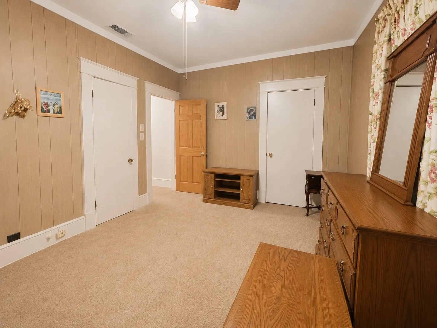 Single Family Residence For Sale in Dallas County , 619 Delaware Street, Dallas, Texas 75208, 3 Bedroom, 1 Bathroom, Garage spaces, 1,444 Sqft, built in 1924, Preowned, mls#21158756, Real Estate Agent in Dallas, Homes For Sale in Dallas county, Homes For Sale in Dallas, Realtor in Dallas Texas, Real Estate Brokerage Independent Realty Texas, Luminita Cordes Realtor