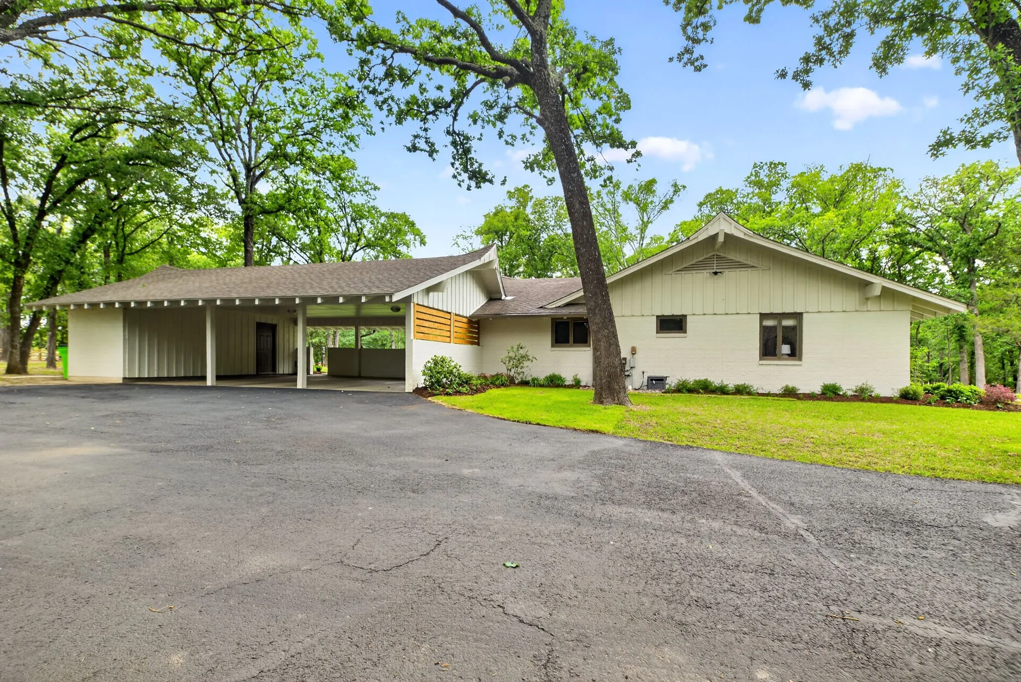 Single Family Residence For Sale in Hopkins County , 142 Cedar Lane, Sulphur Springs, Texas 75482, 4 Bedroom, 3 Bathroom, Garage spaces, 3,415 Sqft, built in 1972, mls#21145254, Real Estate Agent in Sulphur Springs, Homes For Sale in Hopkins county, Homes For Sale in Sulphur Springs, Realtor in Sulphur Springs Texas, Real Estate Brokerage Independent Realty Texas, Luminita Cordes Realtor