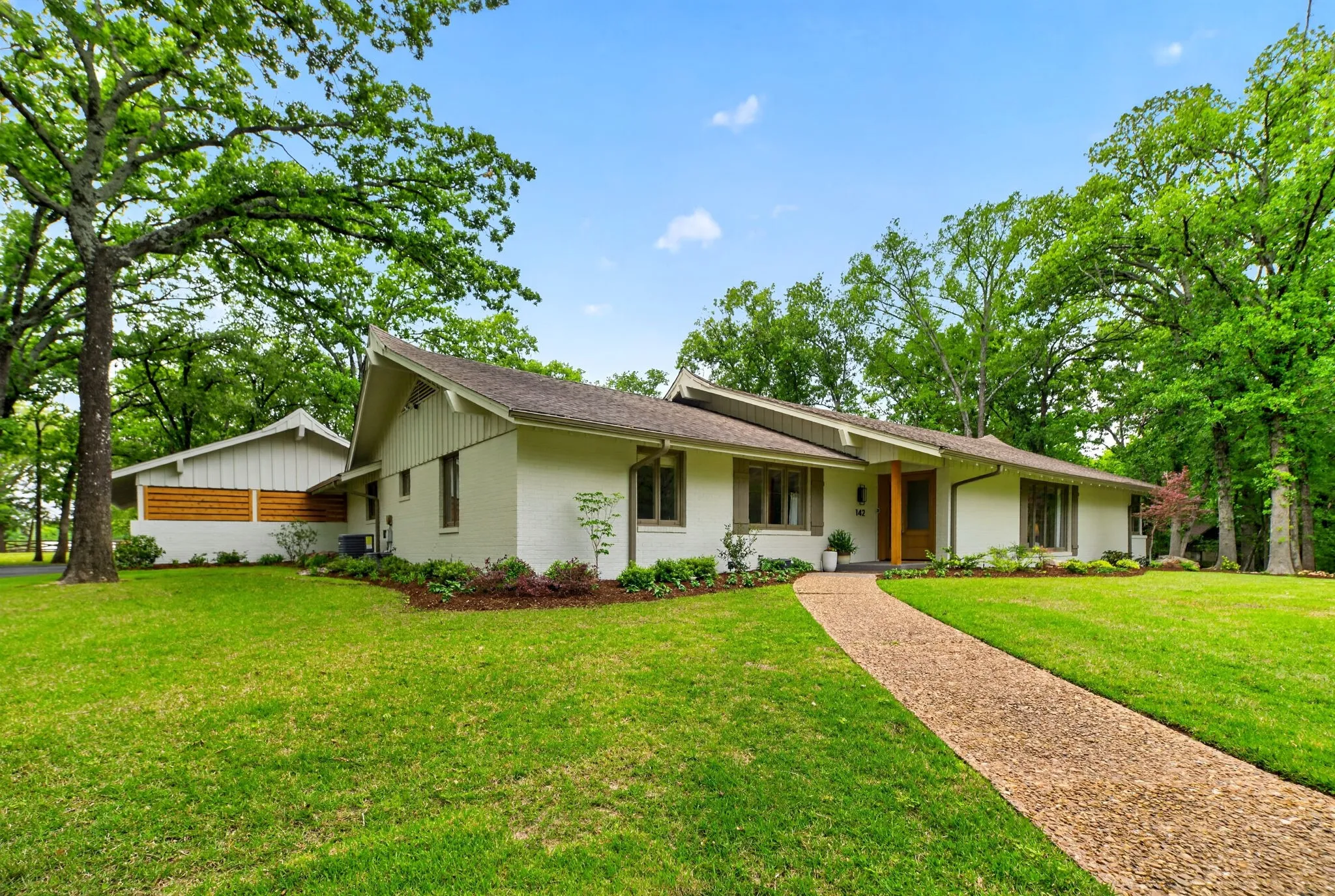 Single Family Residence For Sale in Hopkins County , 142 Cedar Lane, Sulphur Springs, Texas 75482, 4 Bedroom, 3 Bathroom, Garage spaces, 3,415 Sqft, built in 1972, mls#21145254, Real Estate Agent in Sulphur Springs, Homes For Sale in Hopkins county, Homes For Sale in Sulphur Springs, Realtor in Sulphur Springs Texas, Real Estate Brokerage Independent Realty Texas, Luminita Cordes Realtor