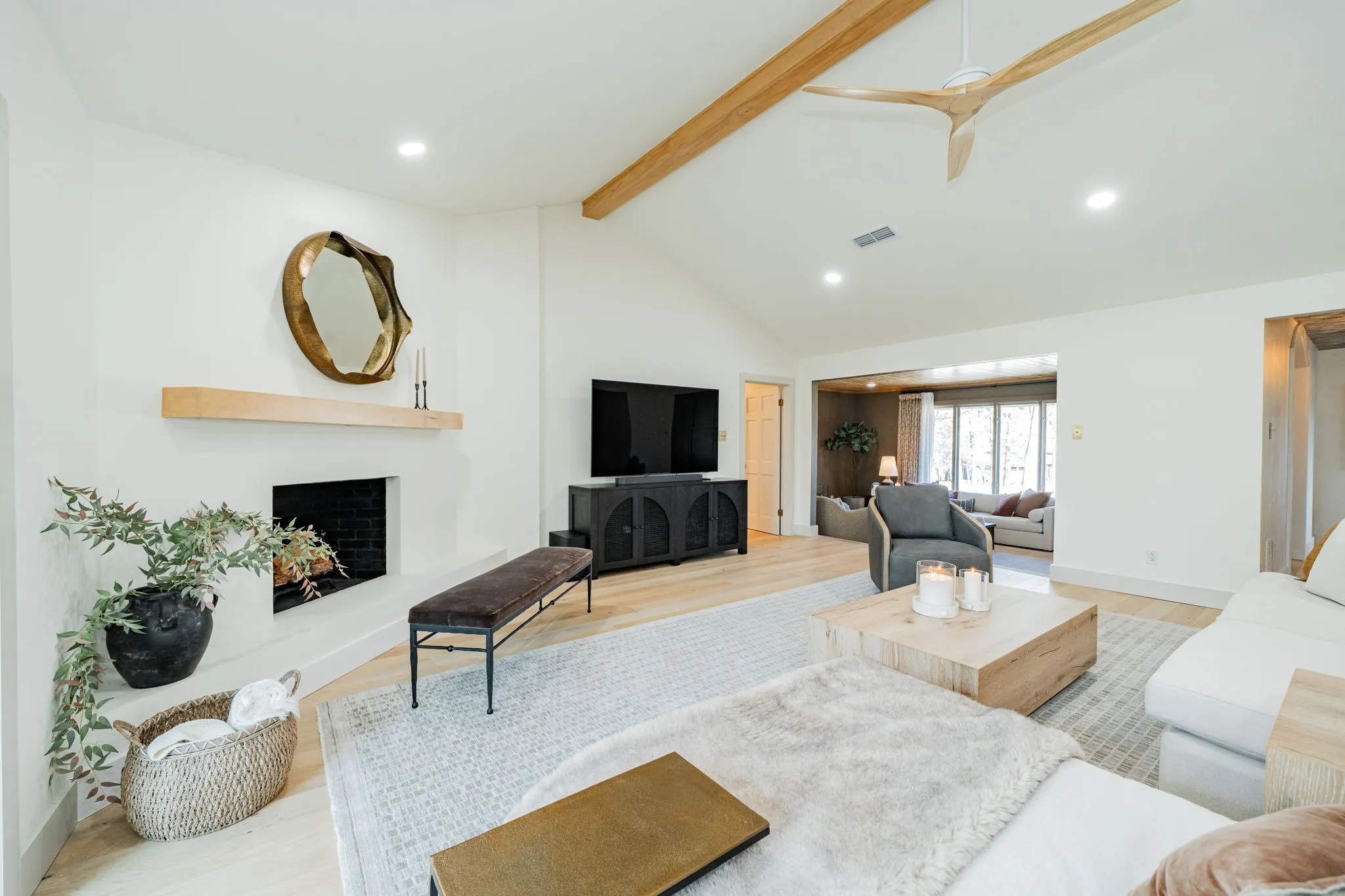 Single Family Residence For Sale in Hopkins County , 142 Cedar Lane, Sulphur Springs, Texas 75482, 4 Bedroom, 3 Bathroom, Garage spaces, 3,415 Sqft, built in 1972, mls#21145254, Real Estate Agent in Sulphur Springs, Homes For Sale in Hopkins county, Homes For Sale in Sulphur Springs, Realtor in Sulphur Springs Texas, Real Estate Brokerage Independent Realty Texas, Luminita Cordes Realtor